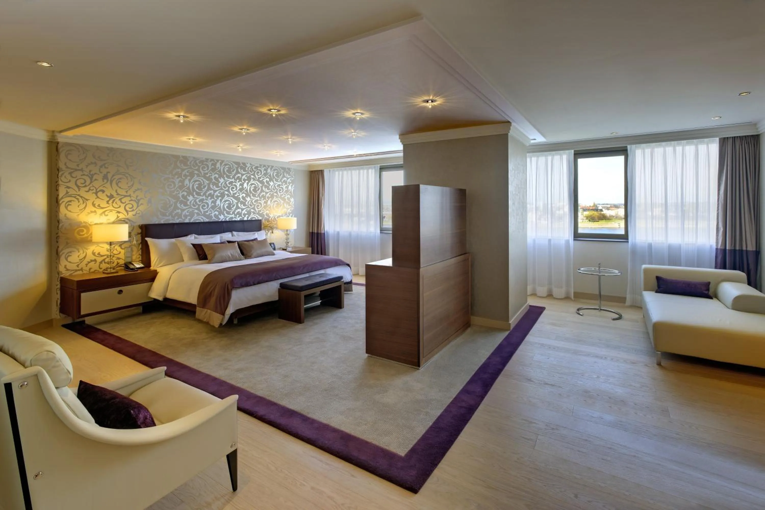Photo of the whole room, Bed in Hilton Mainz
