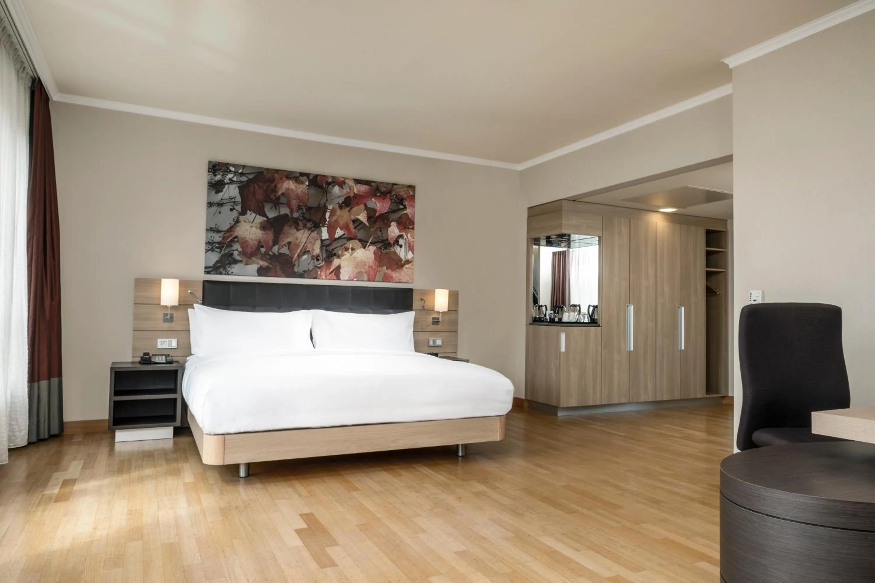 Photo of the whole room, Bed in Hilton Mainz