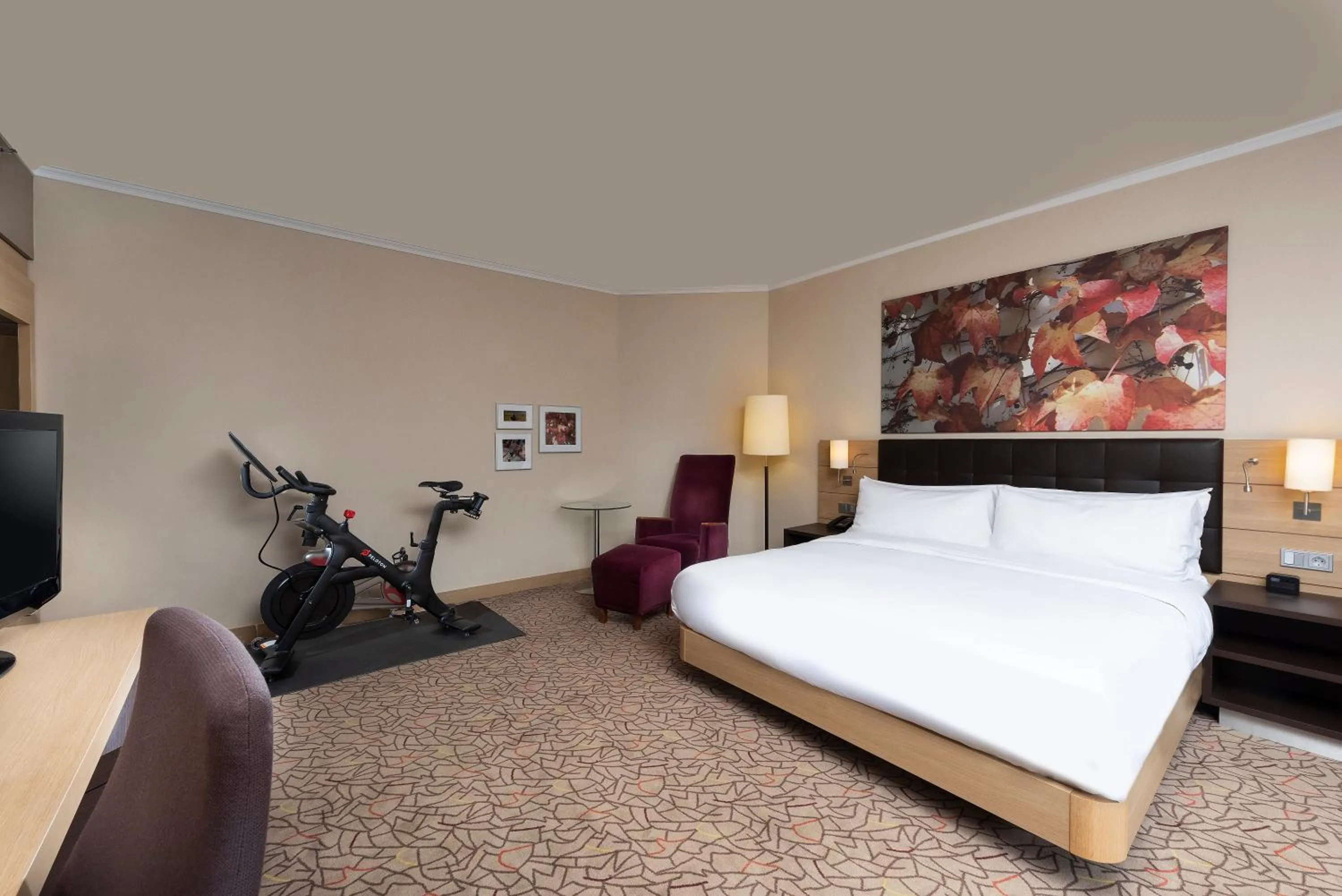 Photo of the whole room, Bed in Hilton Mainz
