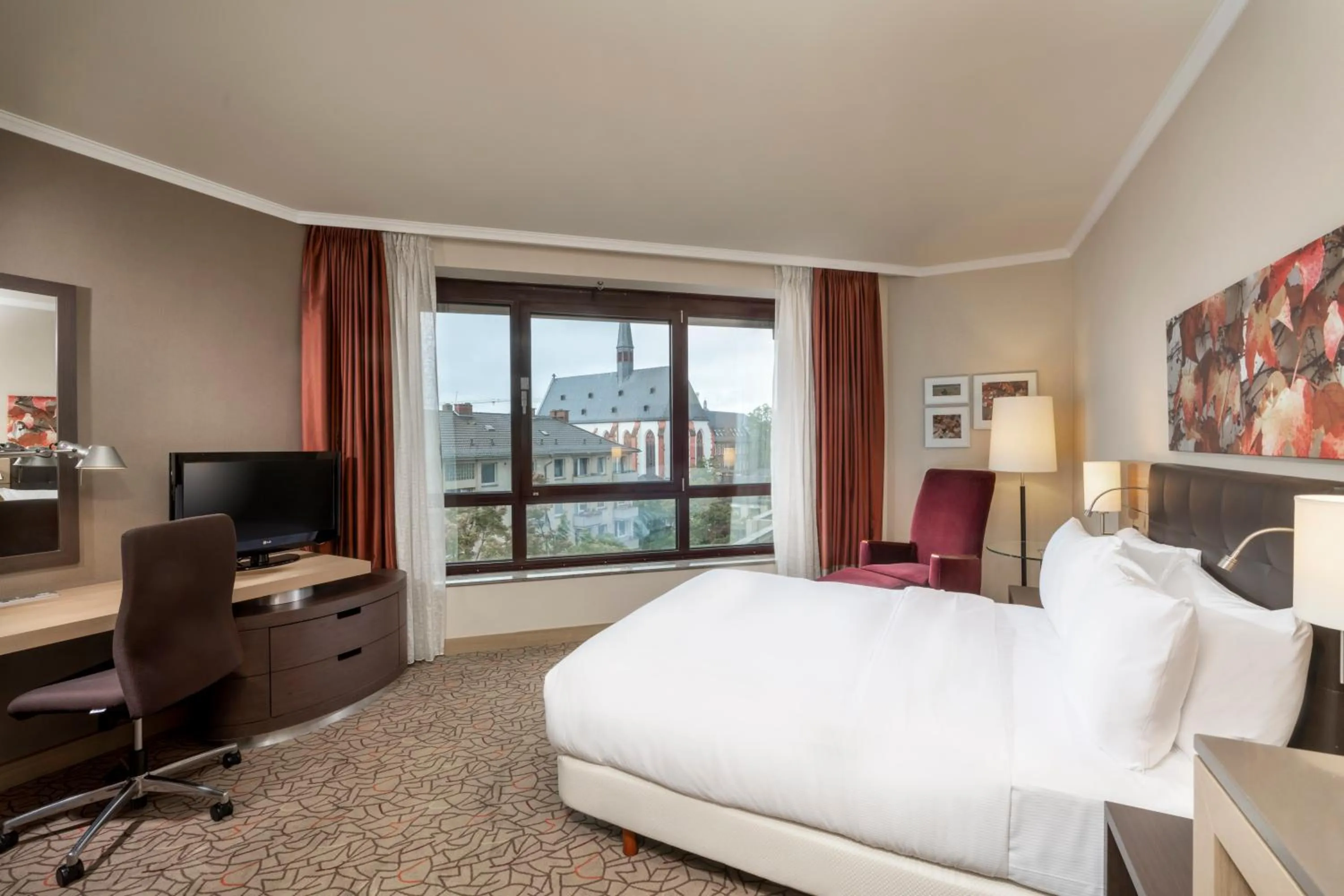 Photo of the whole room, Bed in Hilton Mainz