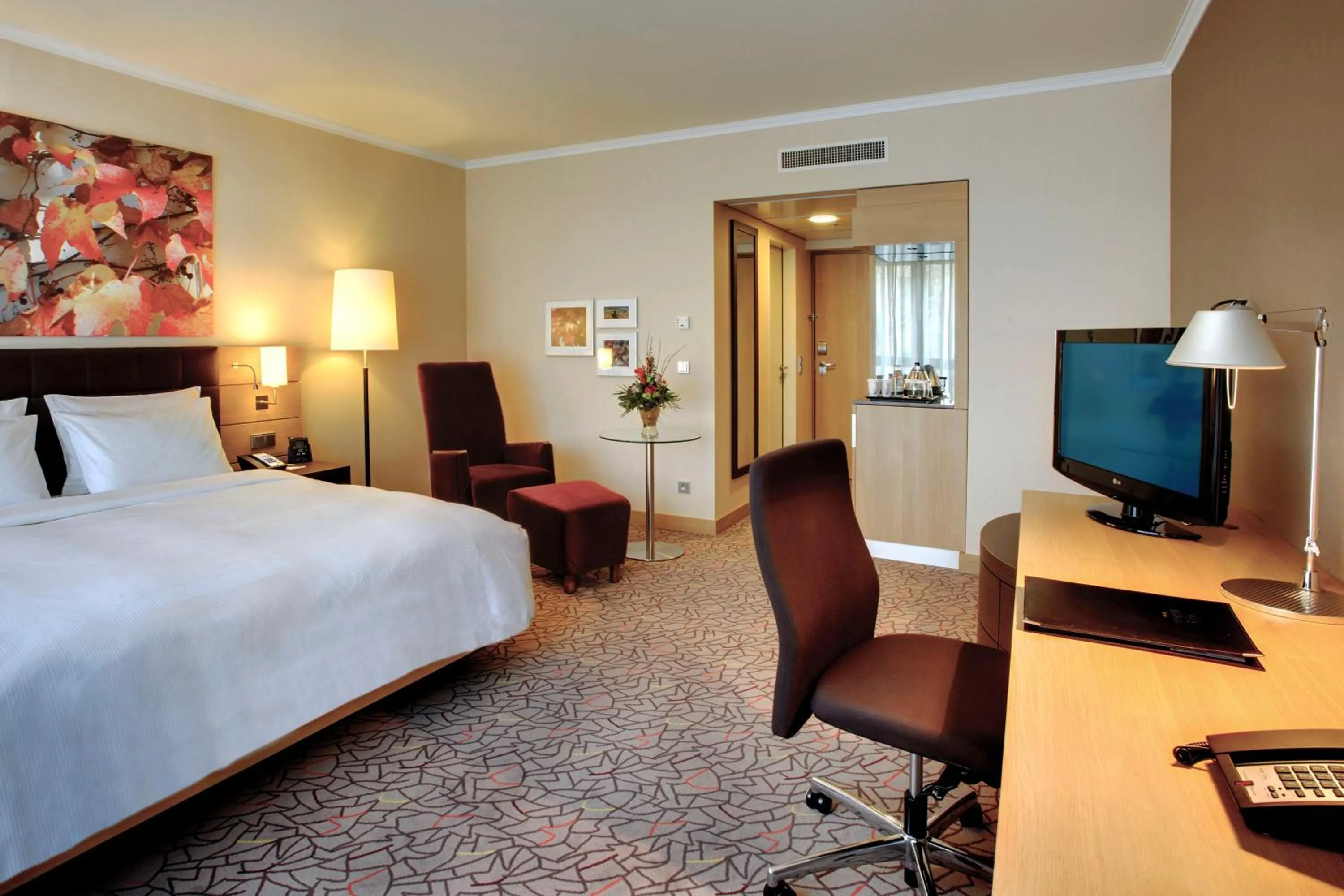 Photo of the whole room, Bed in Hilton Mainz