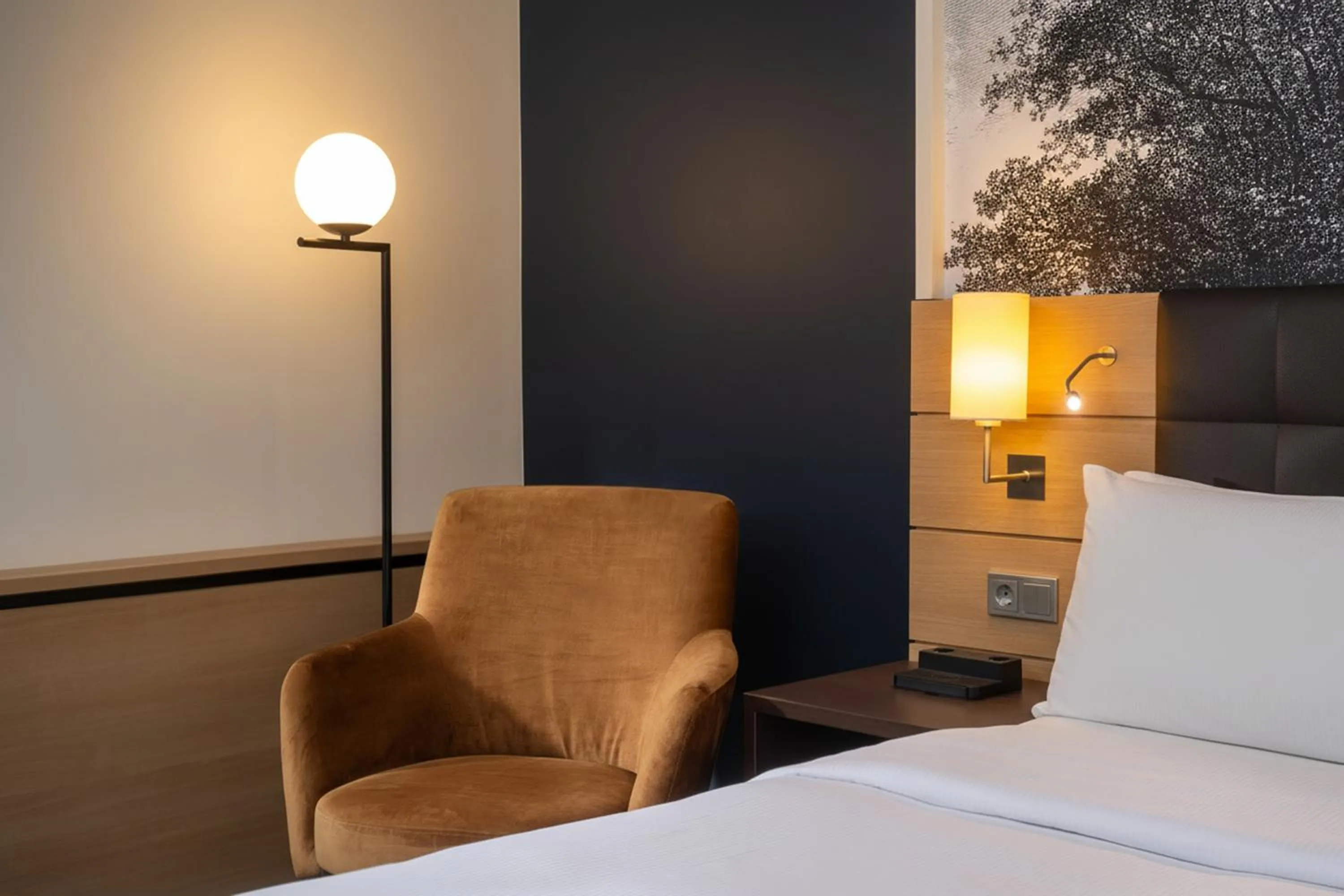 Photo of the whole room, Bed in Hilton Mainz