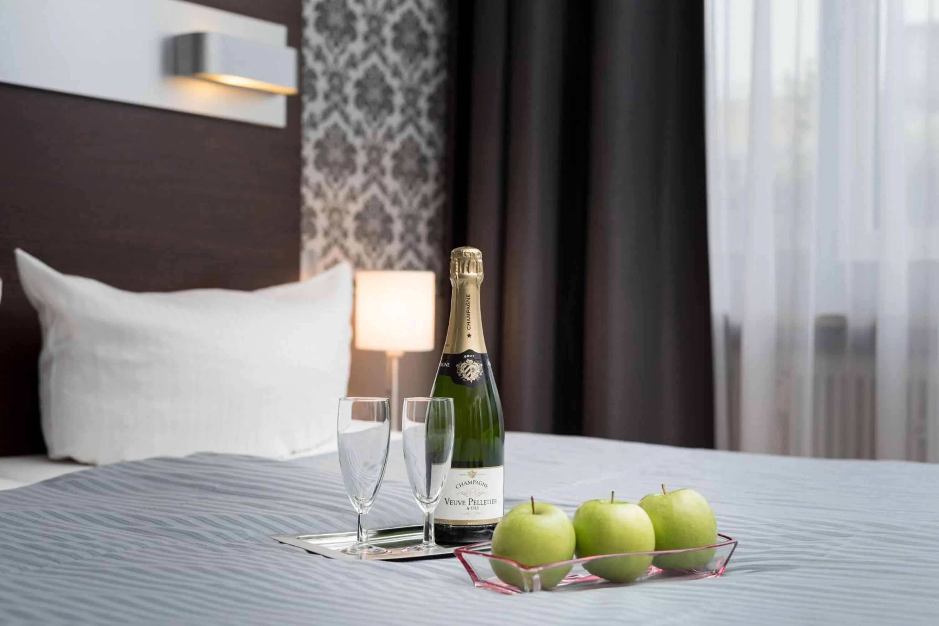 Bed in Hotel Munich Inn - Design Hotel