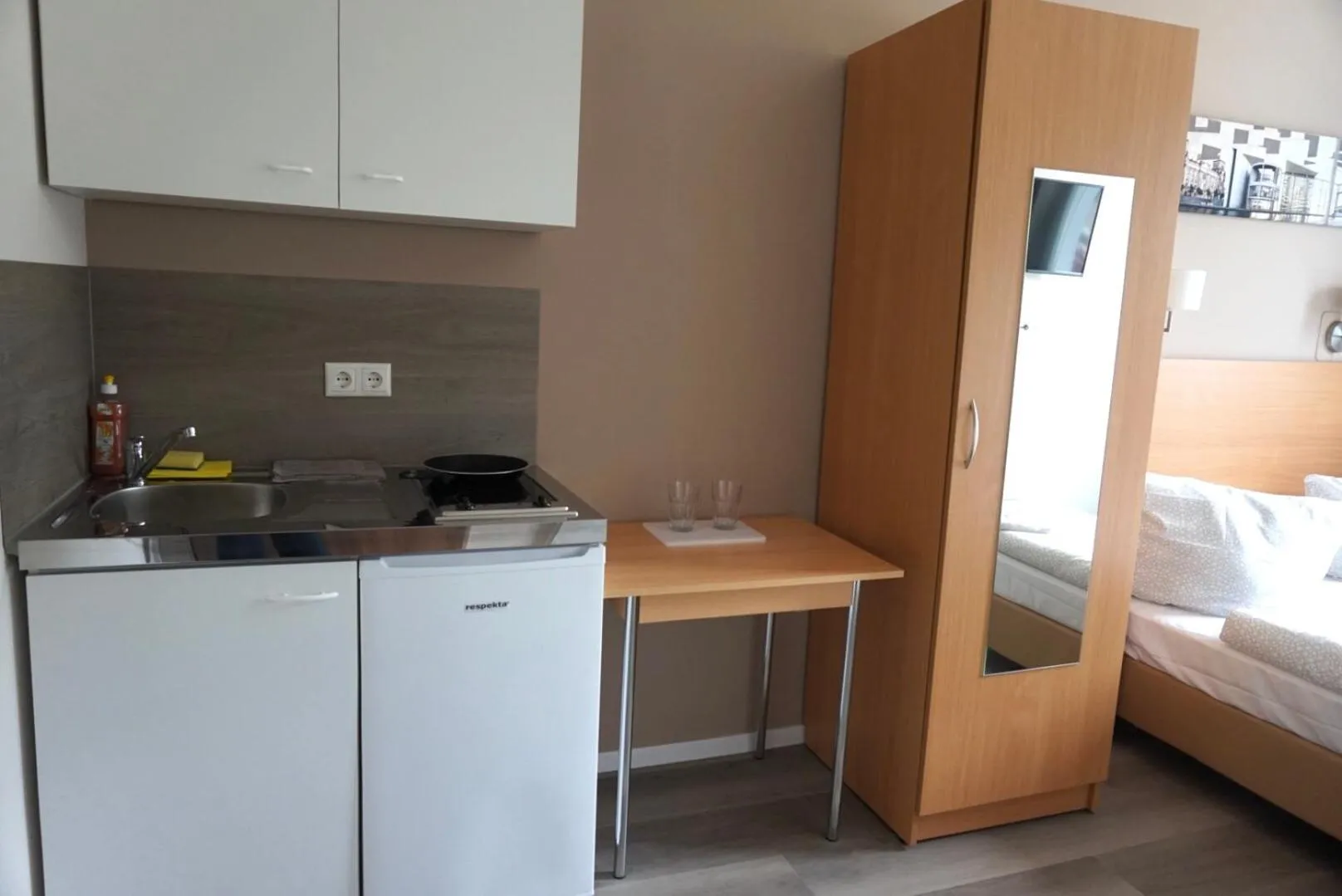 Kitchen or kitchenette, Bed in Apartment Hotel Wittenau