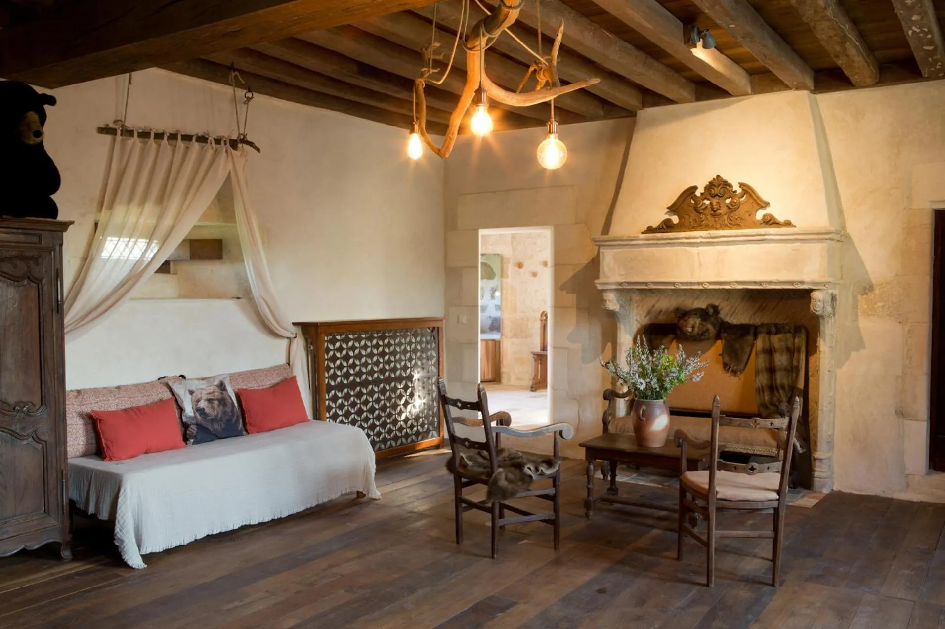 Living room, Bed in Château de Bois Charmant