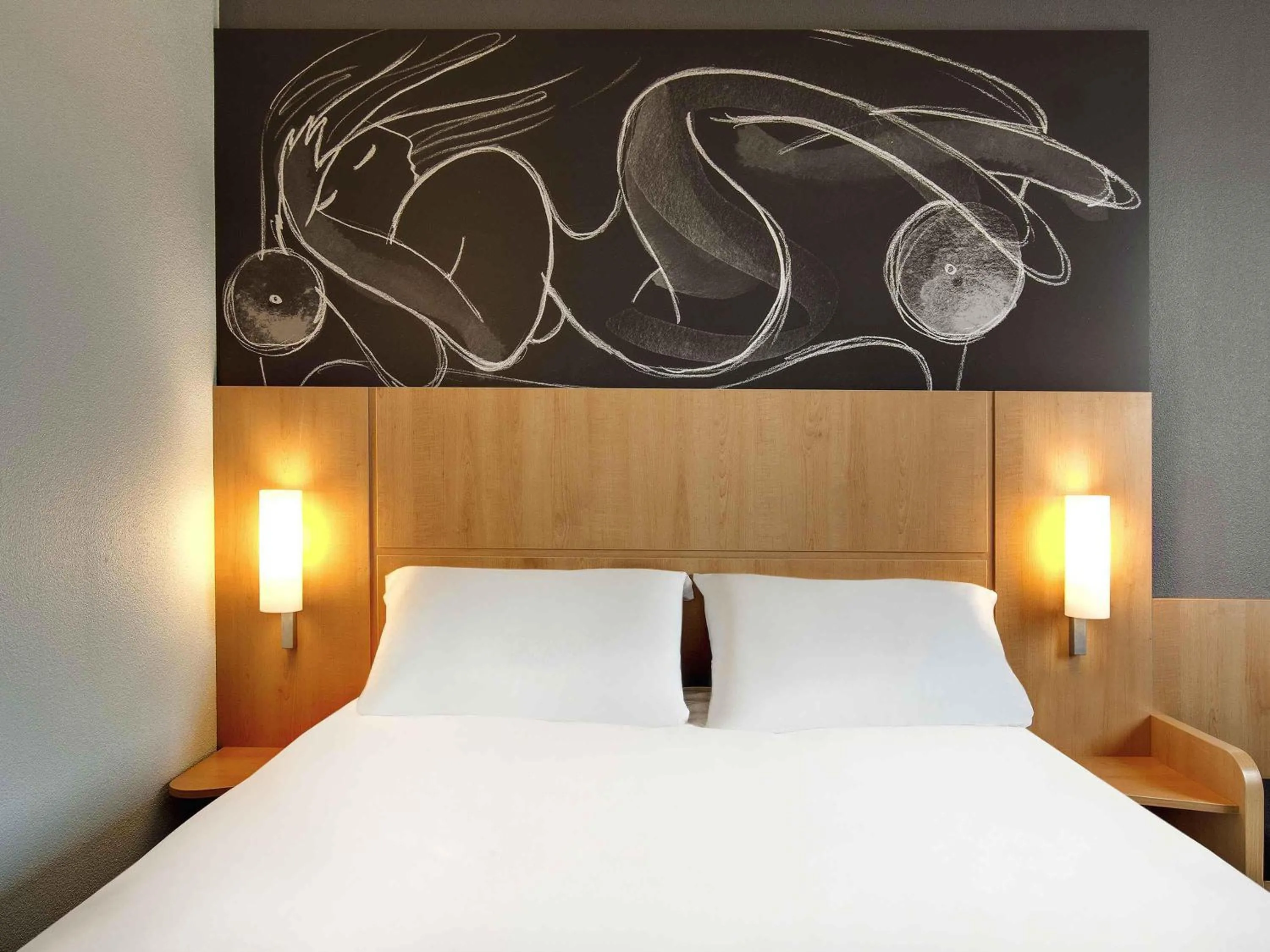 Bedroom, Bed in ibis Clermont Ferrand Nord Riom