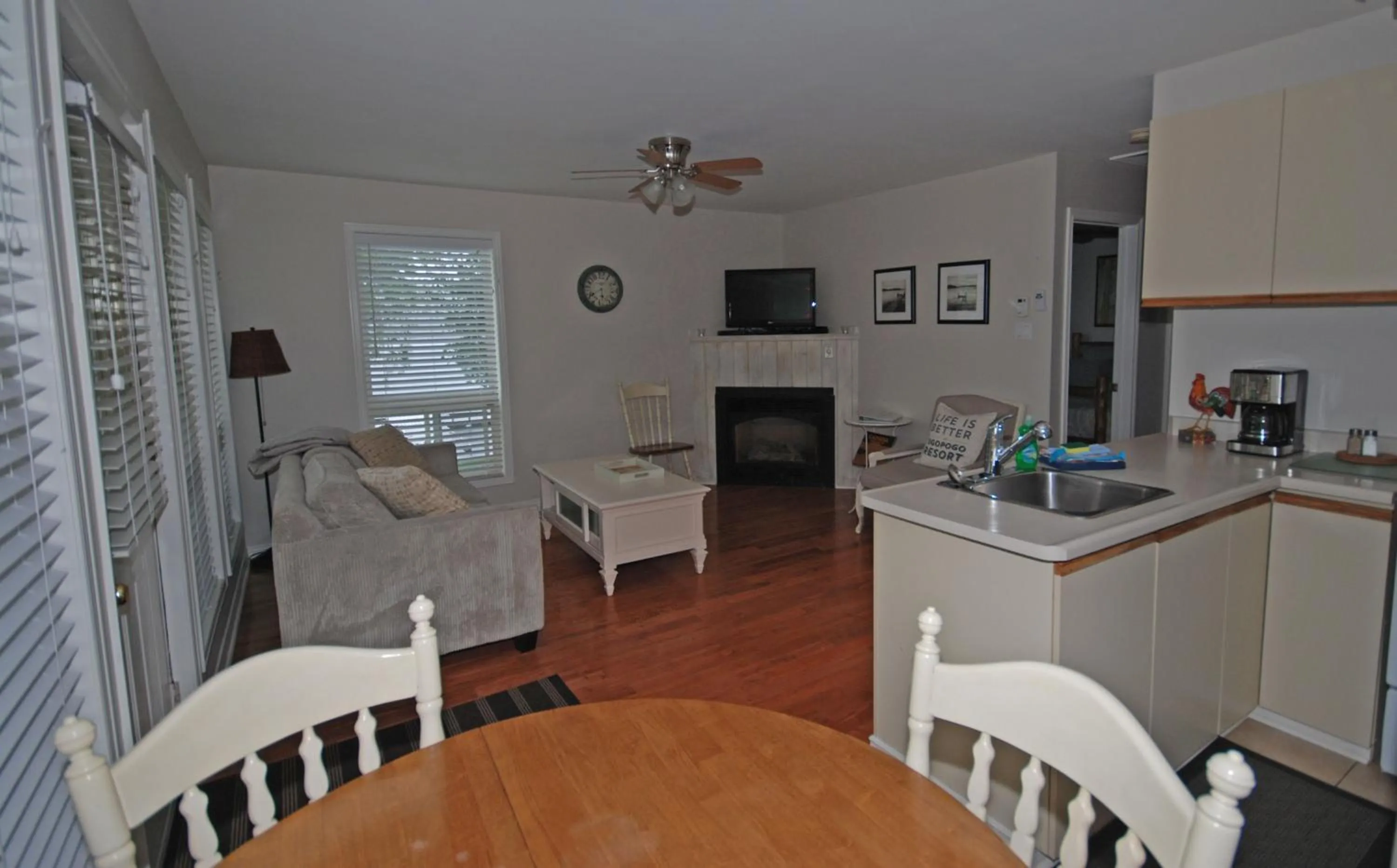 Kitchen or kitchenette in Ogopogo Resort
