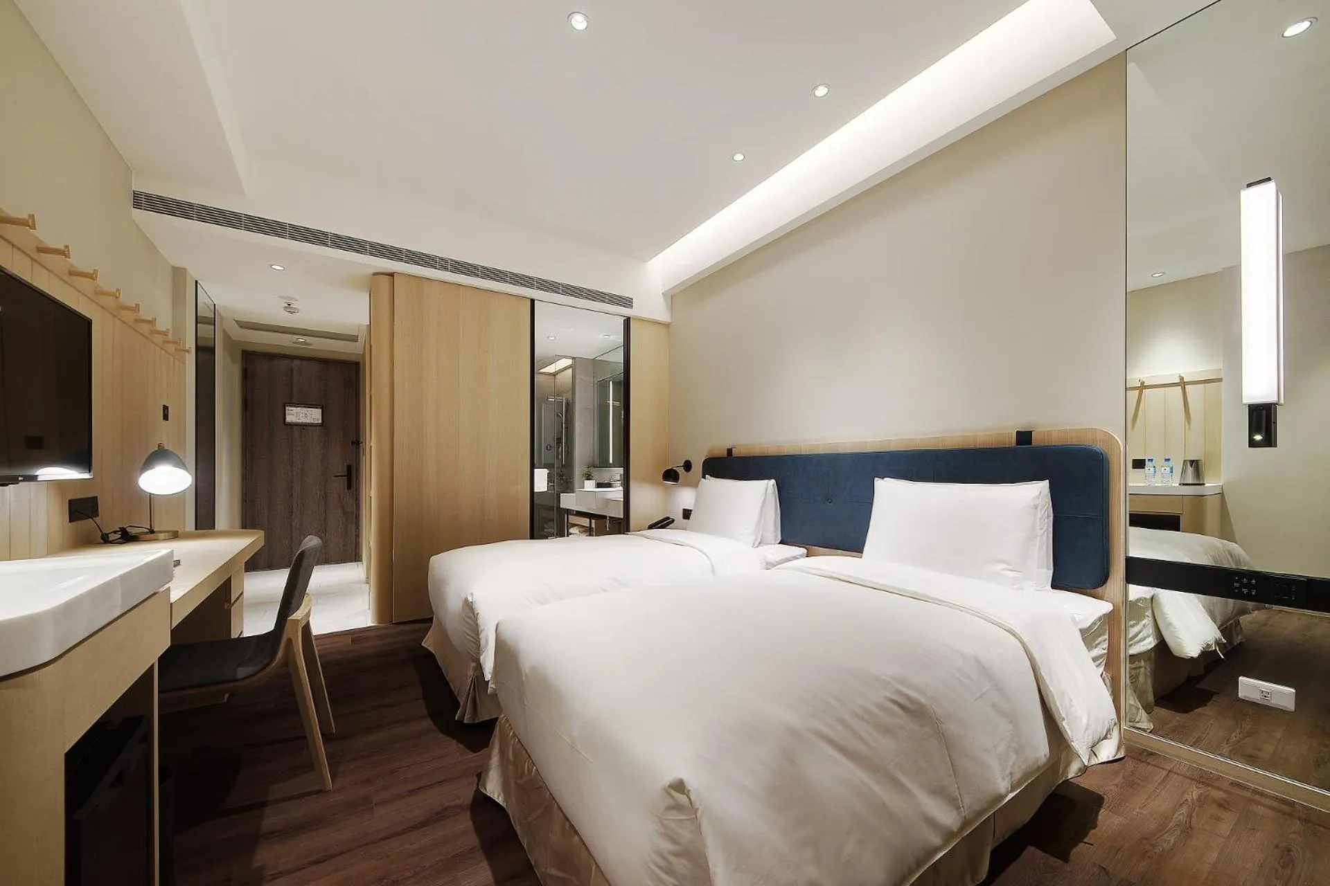 Photo of the whole room, Bed in Jasper Young Hotel Banqiao