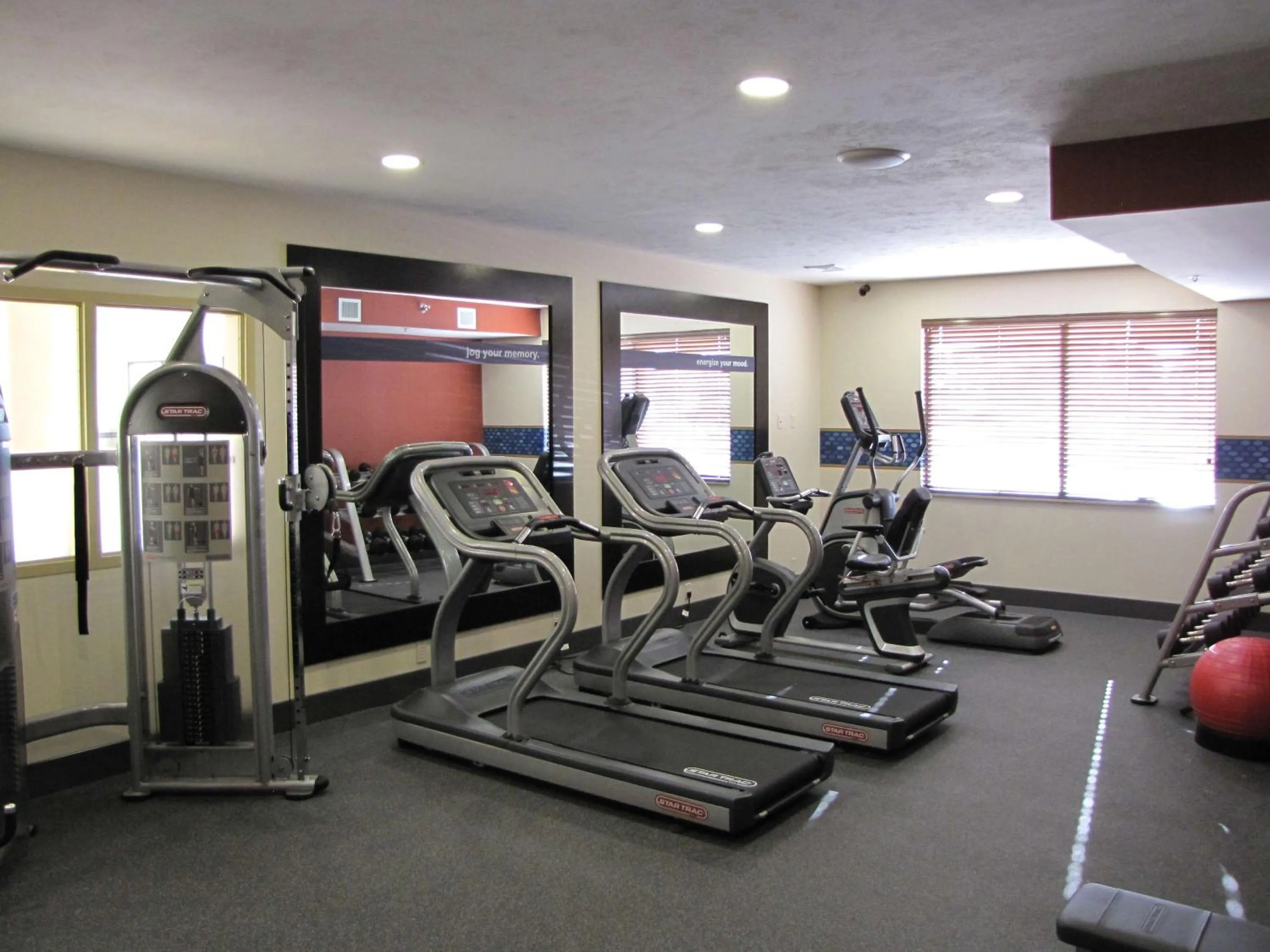 Fitness centre/facilities in Hampton Inn & Suites Jamestown
