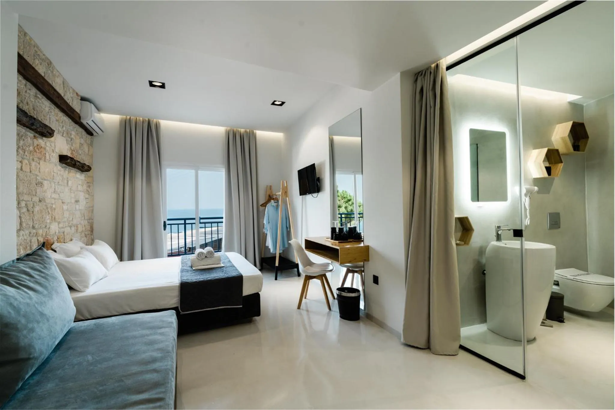 Photo of the whole room, Bed in Vrachos Lofts