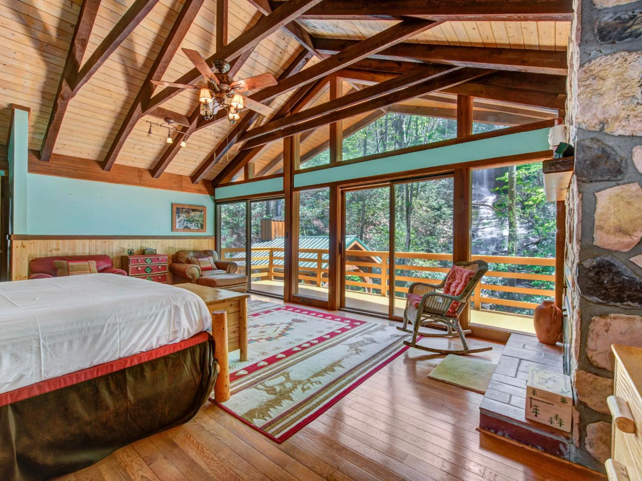 Property building, Bed in Black Bear Lodge
