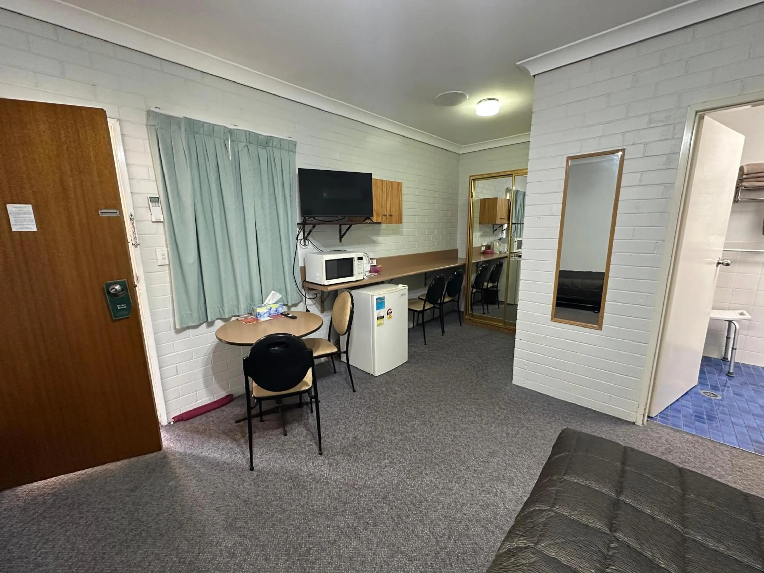 Bed in Colonial Motor Lodge Scone