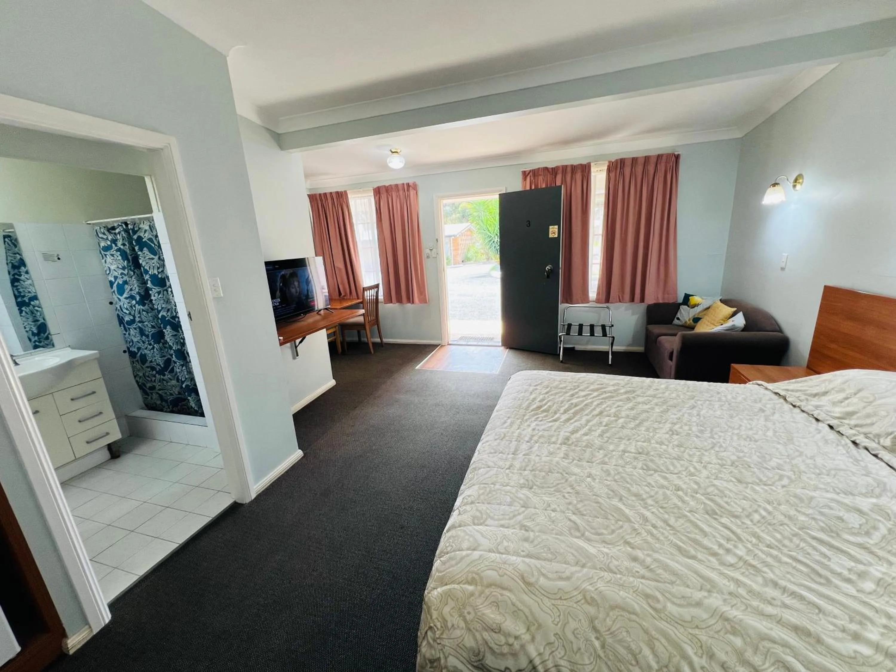 Bed in Colonial Motor Lodge Scone