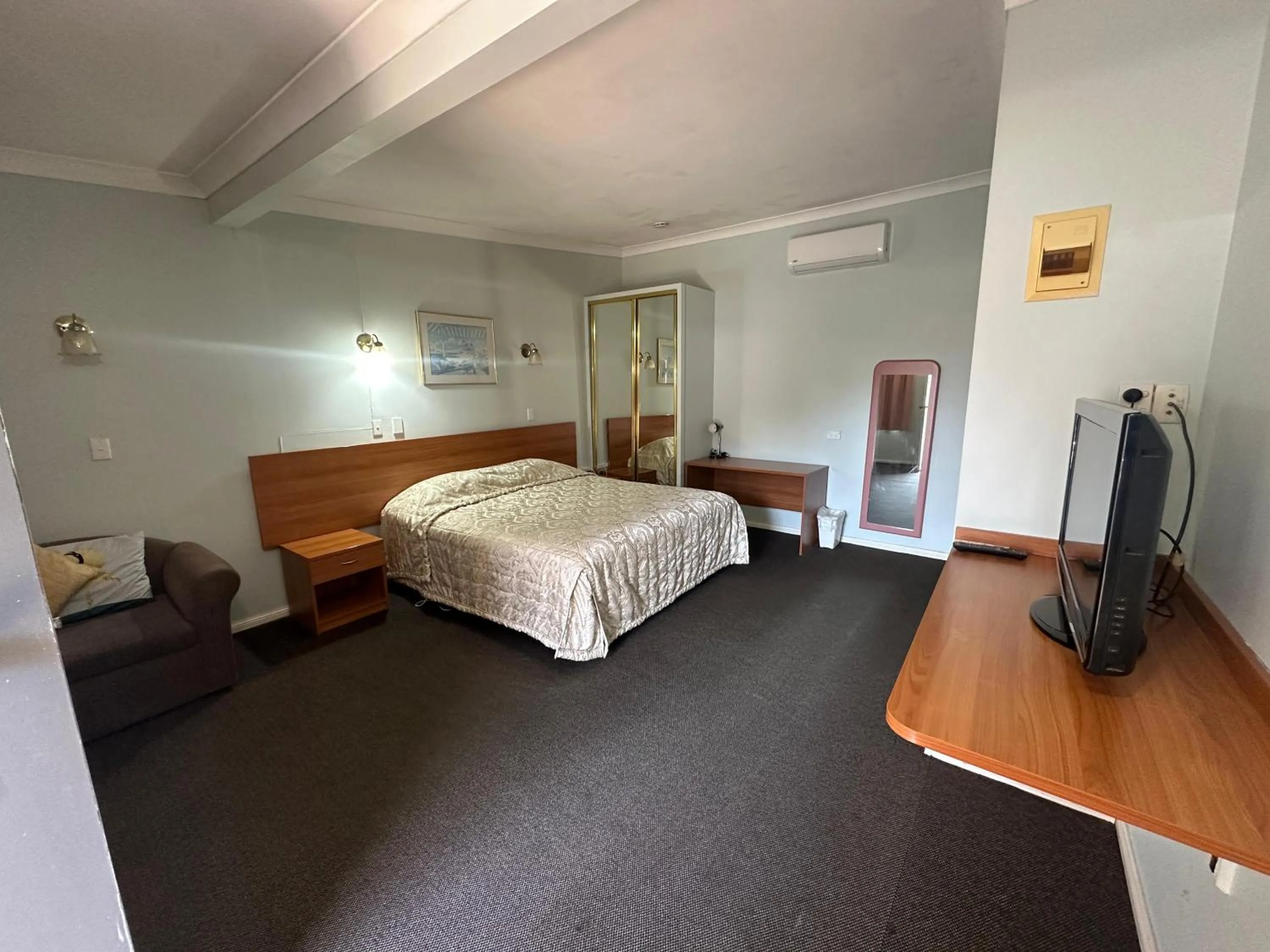 Bed in Colonial Motor Lodge Scone