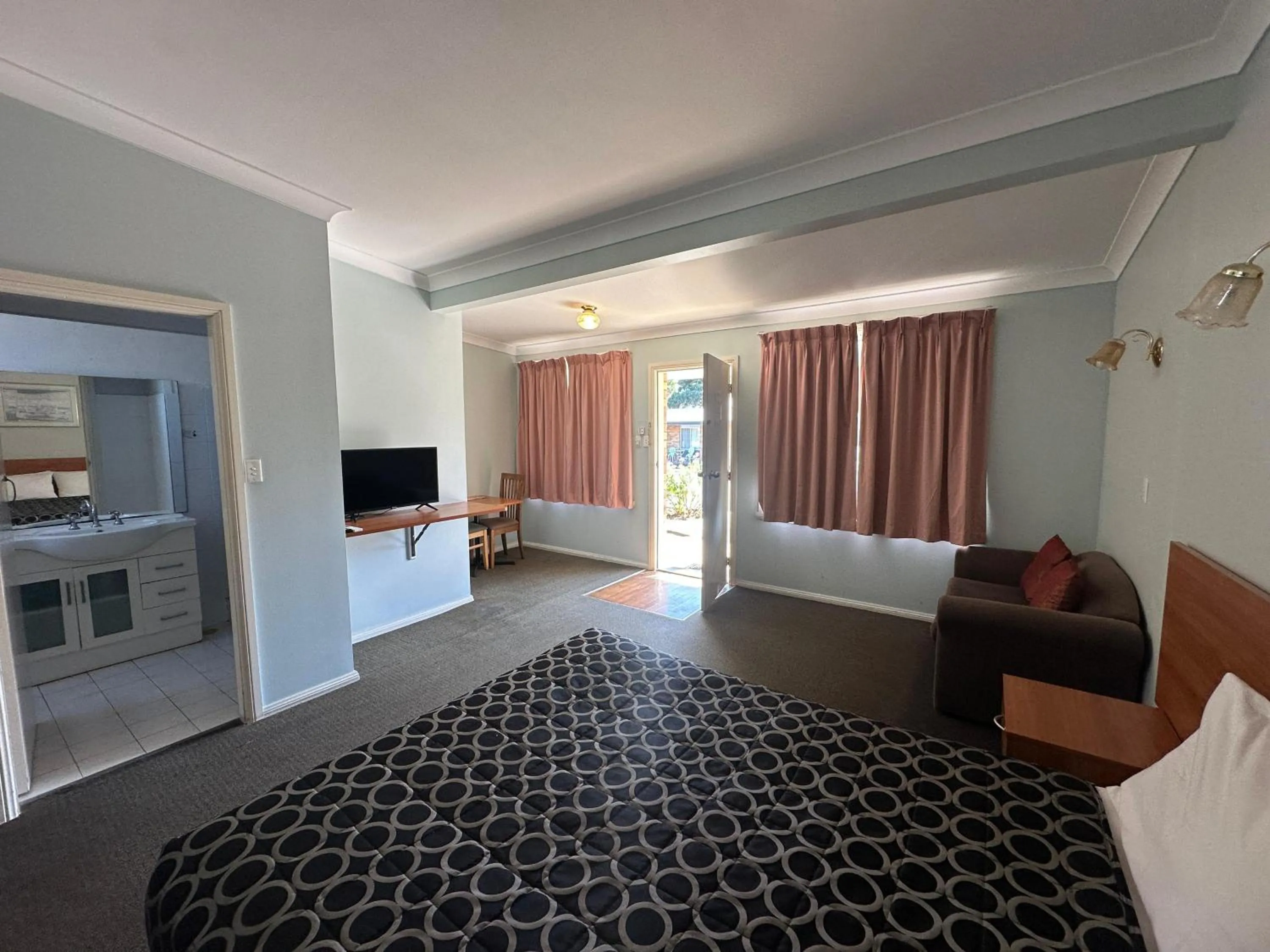 Bed in Colonial Motor Lodge Scone