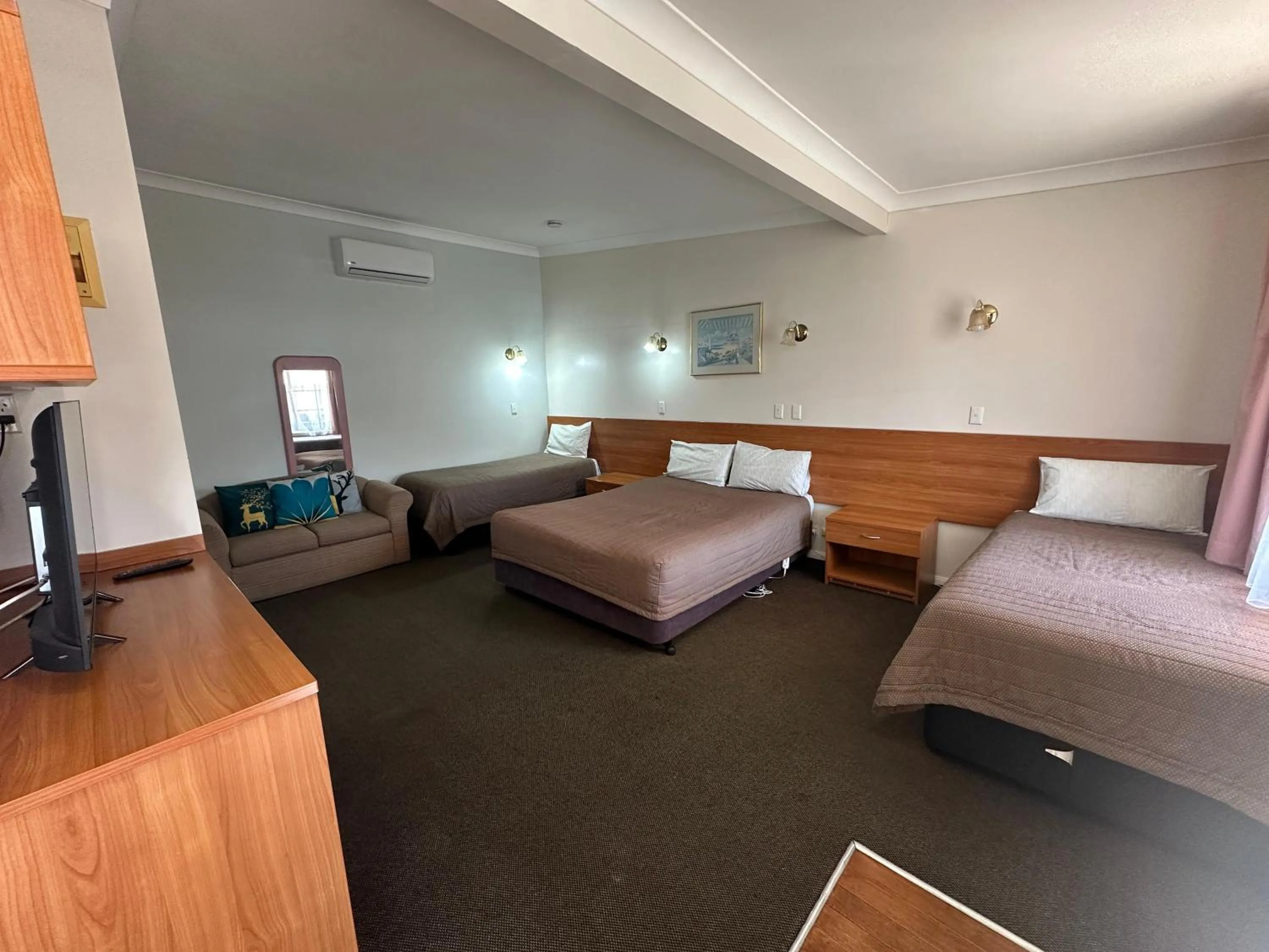 Bed in Colonial Motor Lodge Scone