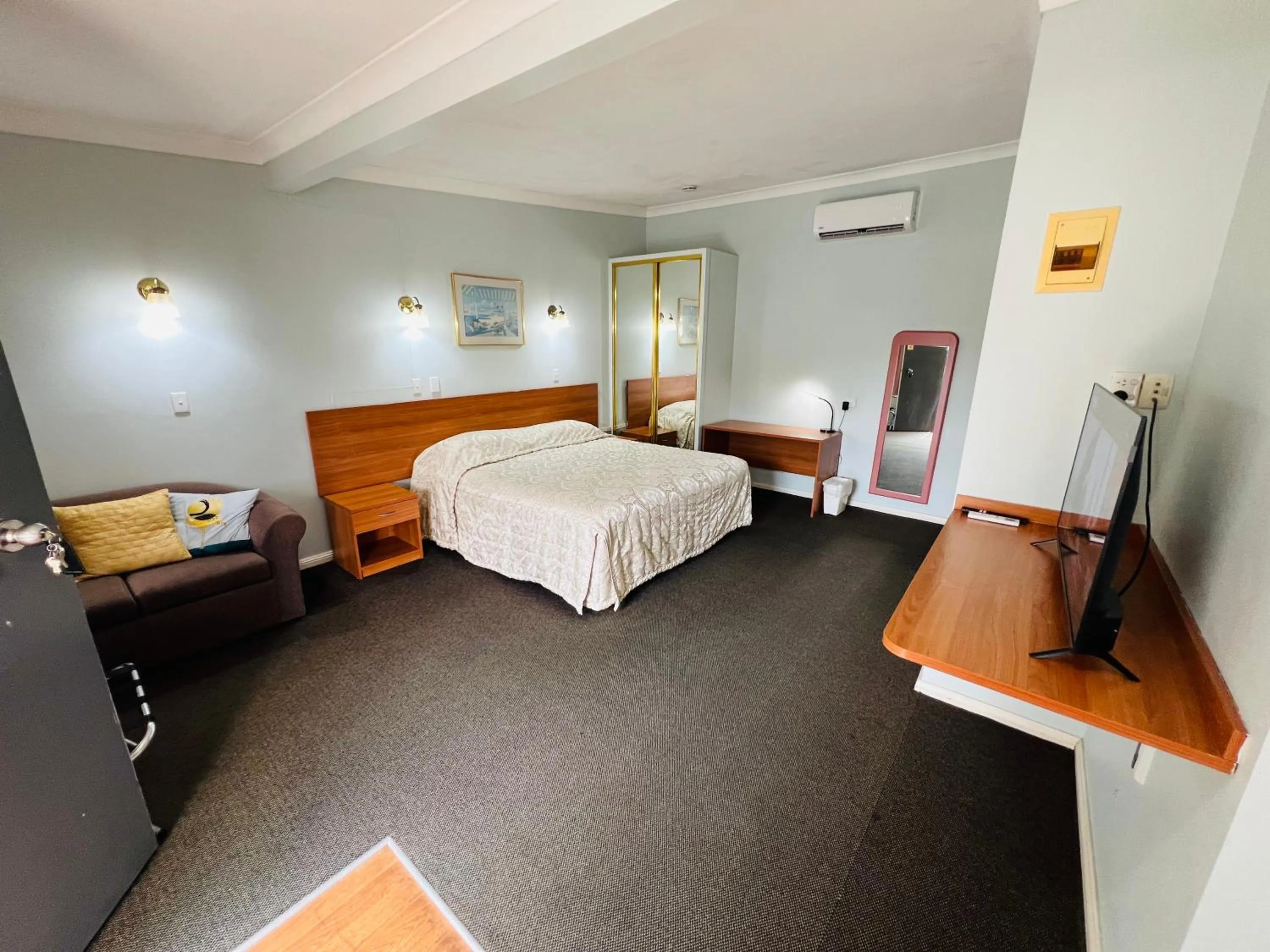 Bed in Colonial Motor Lodge Scone