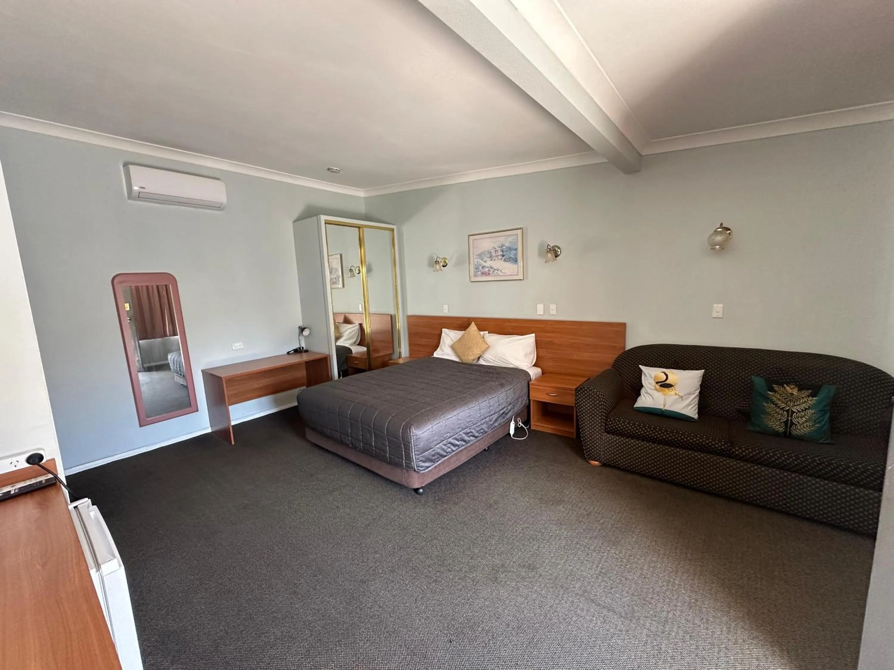 Bed in Colonial Motor Lodge Scone