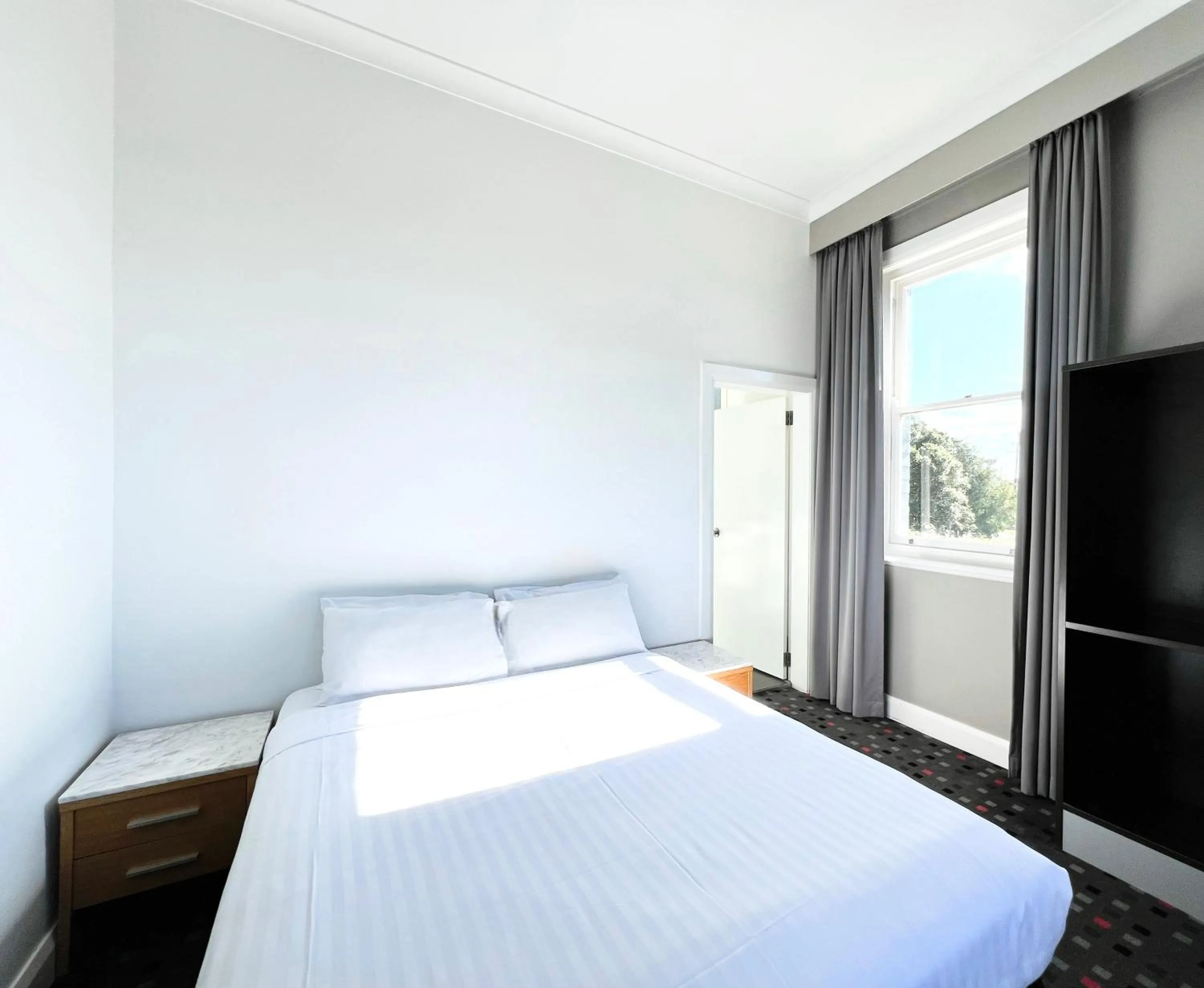 Bedroom, Bed in The Sunnyside Tavern, Broadmeadow