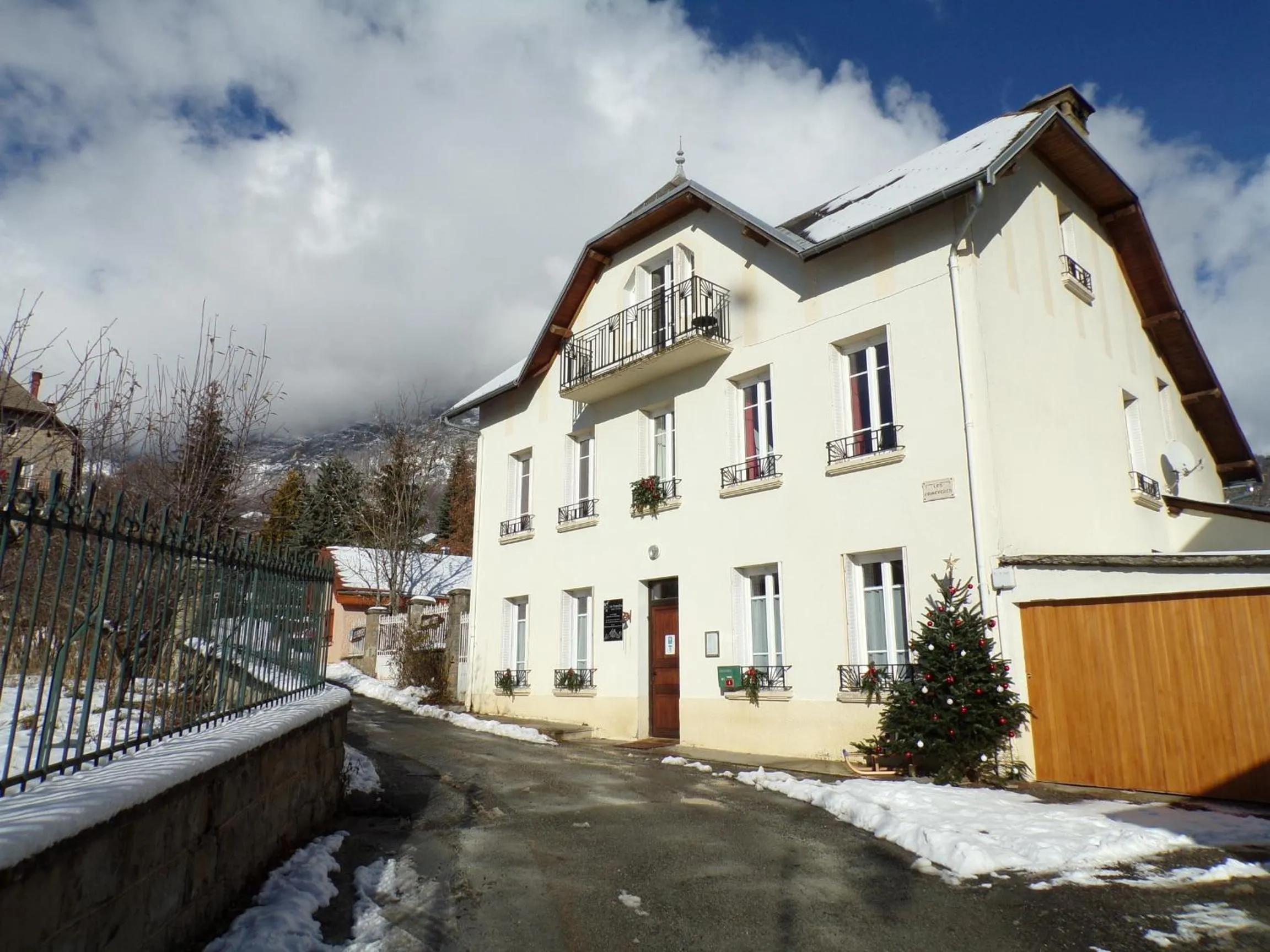 Property building in LES PRIMEVERES