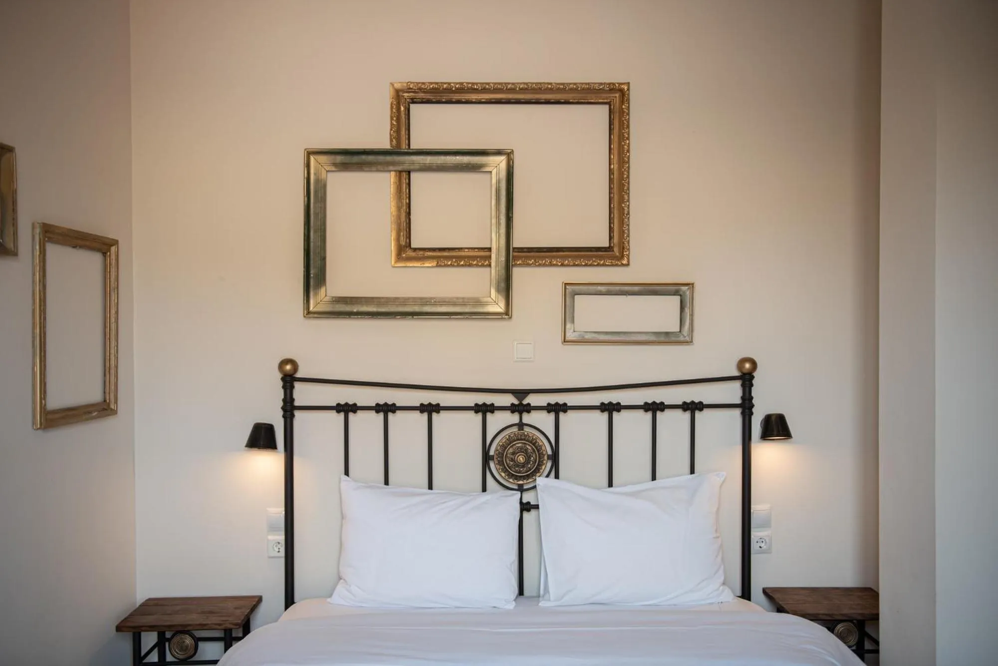 Bed in Beautiful City Suites