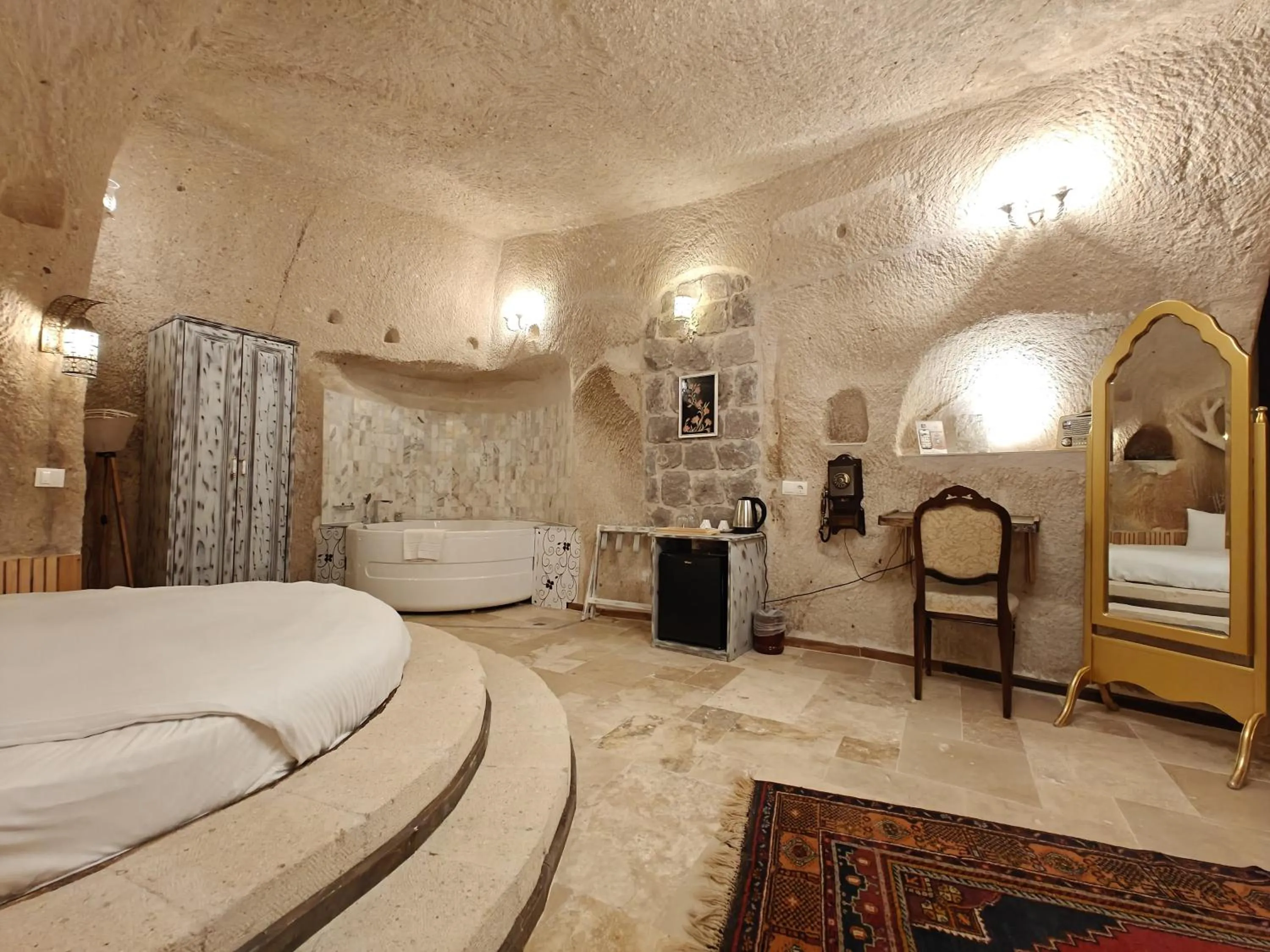 Hot Tub, Bed in Karlık Cave Suite Cappadocia
