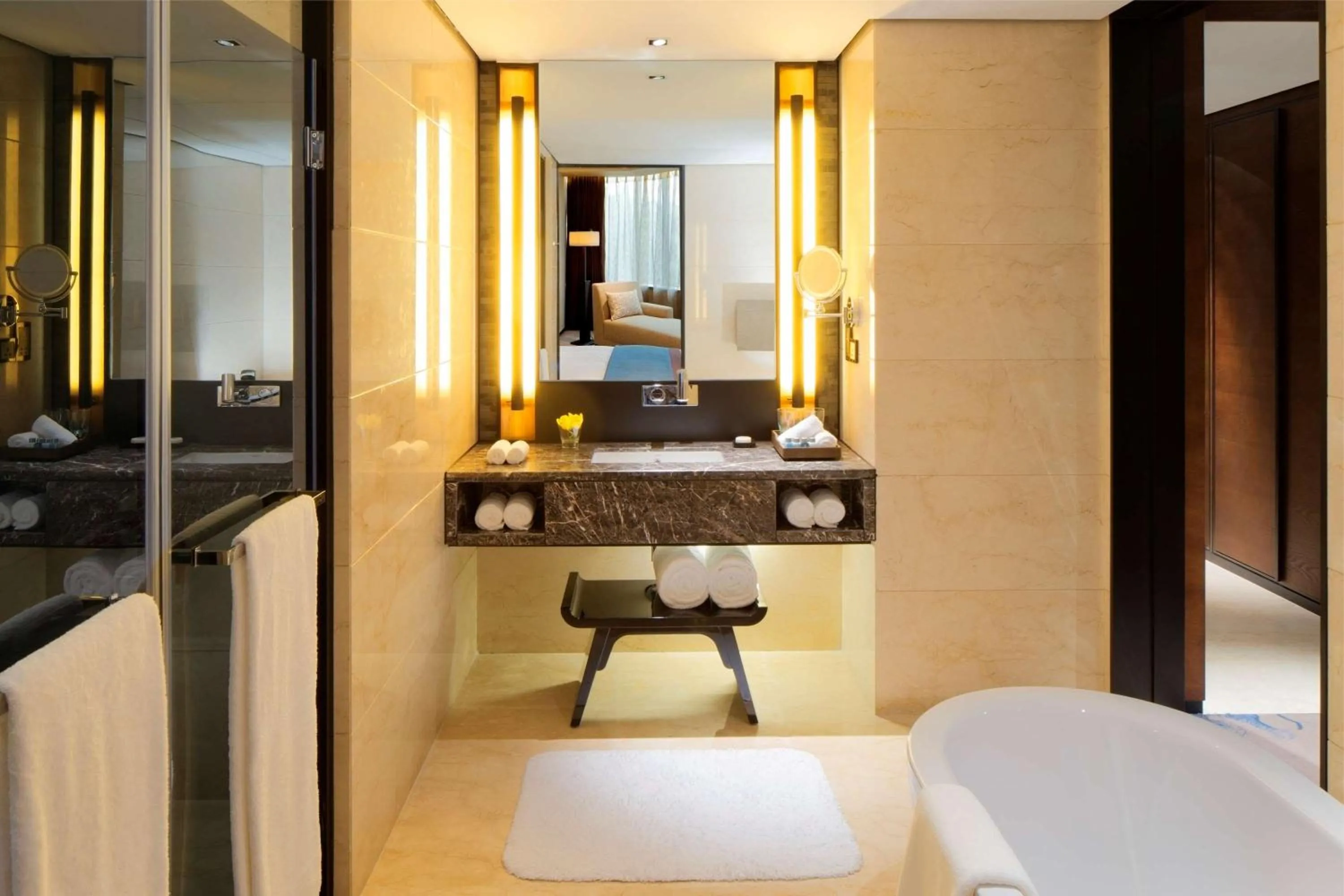 Bathroom, Bed in Chongqing Ronghui Grand Hotel
