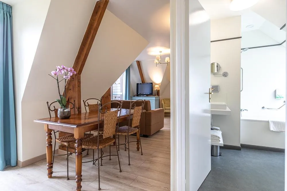 Seating area in Club Wyndham Normandy