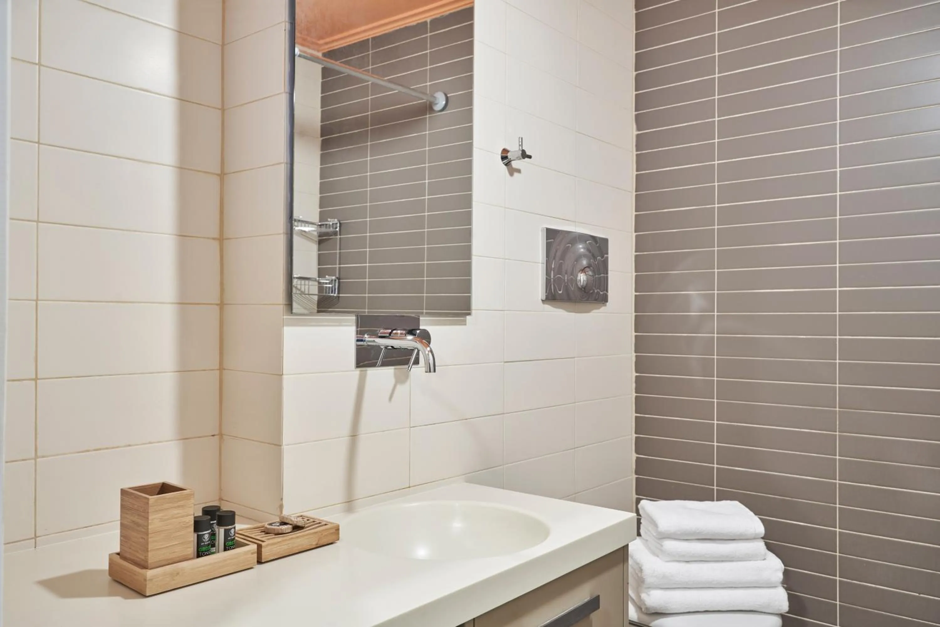 Bathroom in Contemporary & Comfy Apt next to Acropolis Museum