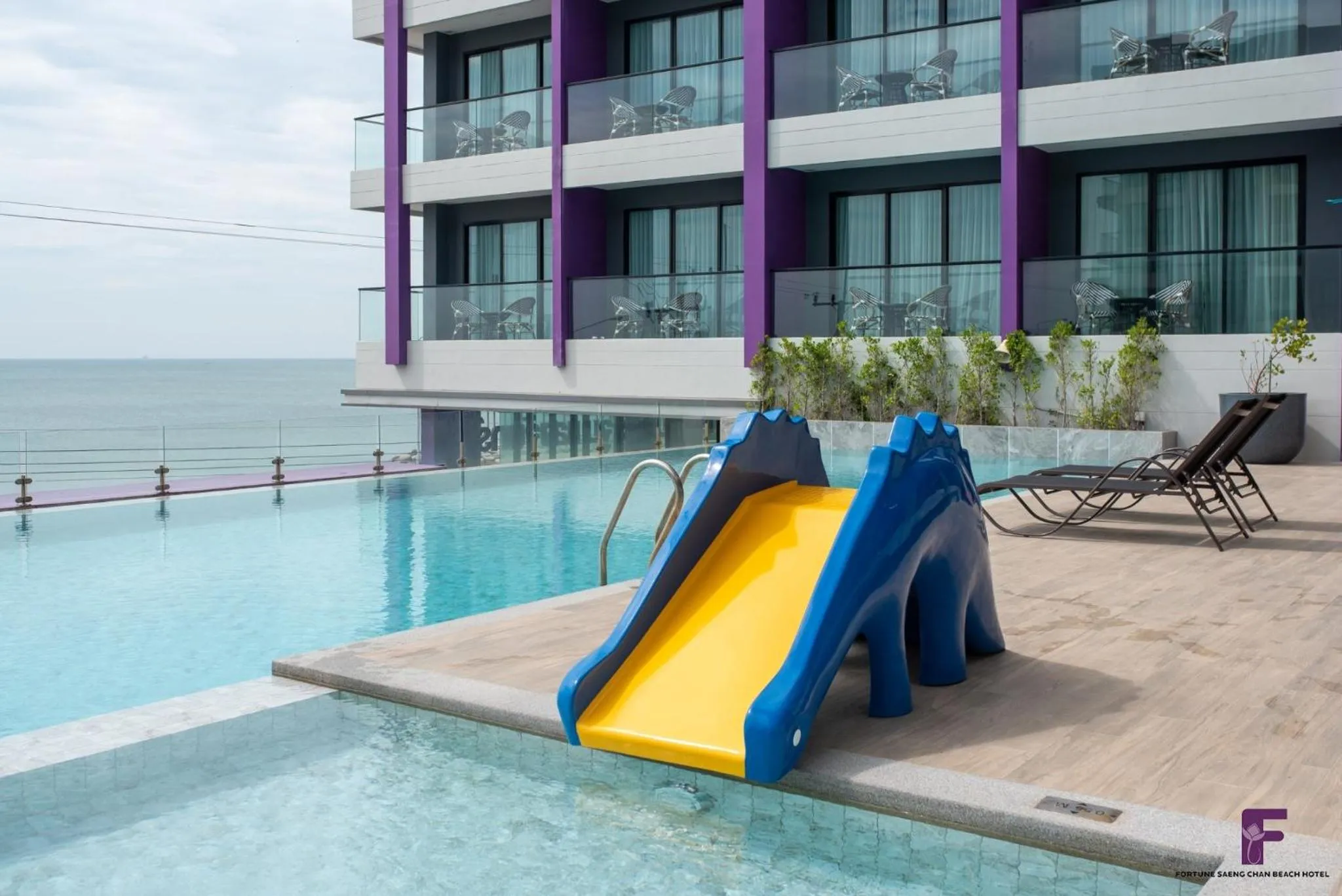 Swimming pool in Fortune Saeng Chan Beach Hotel Rayong - SHA Plus