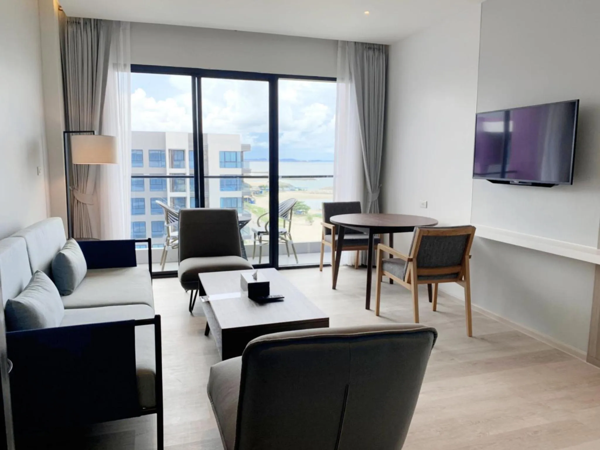 Living room in Fortune Saeng Chan Beach Hotel Rayong - SHA Plus