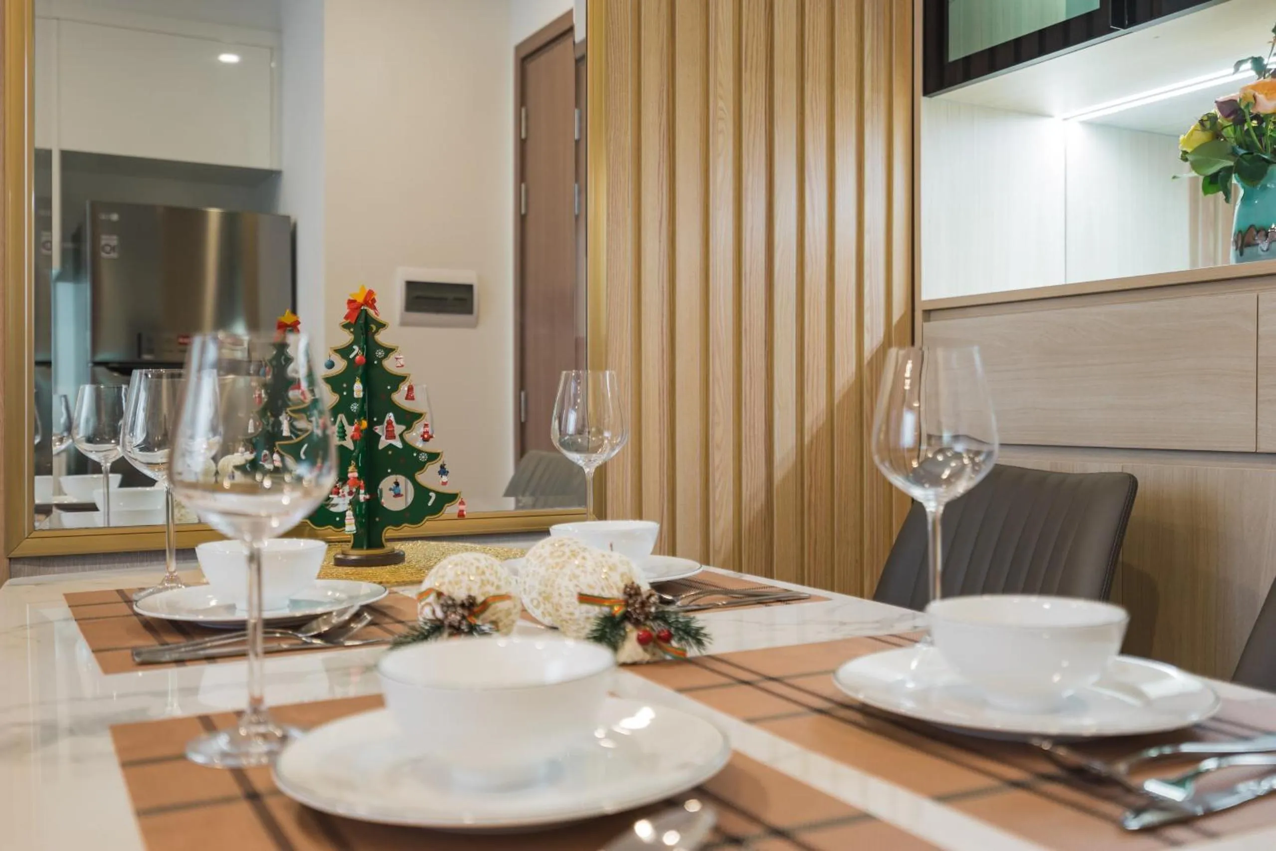 BOM HOMES- VINHOMES SKYLAKE- SERVICE APARTMENt