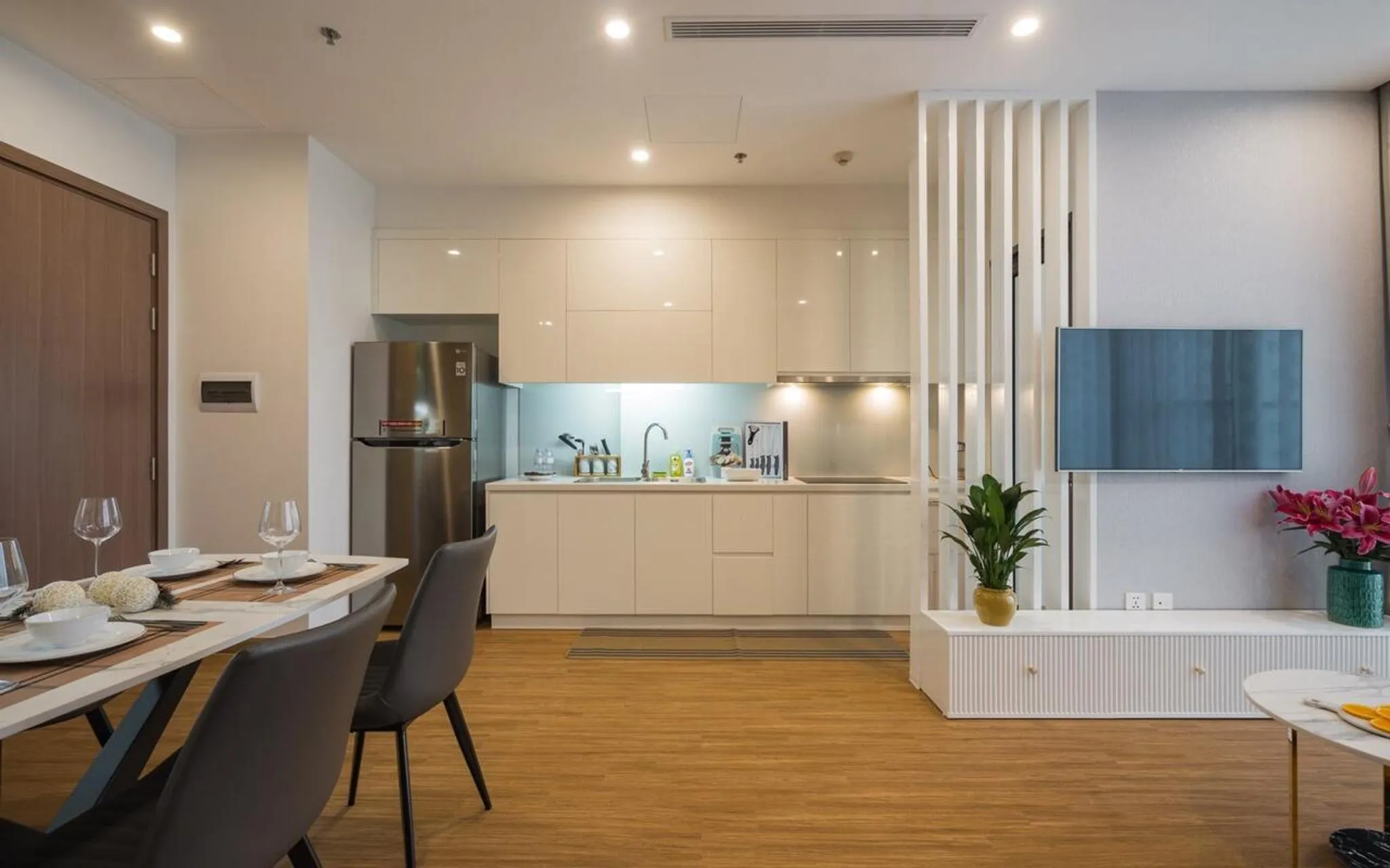 BOM HOMES- VINHOMES SKYLAKE- SERVICE APARTMENt