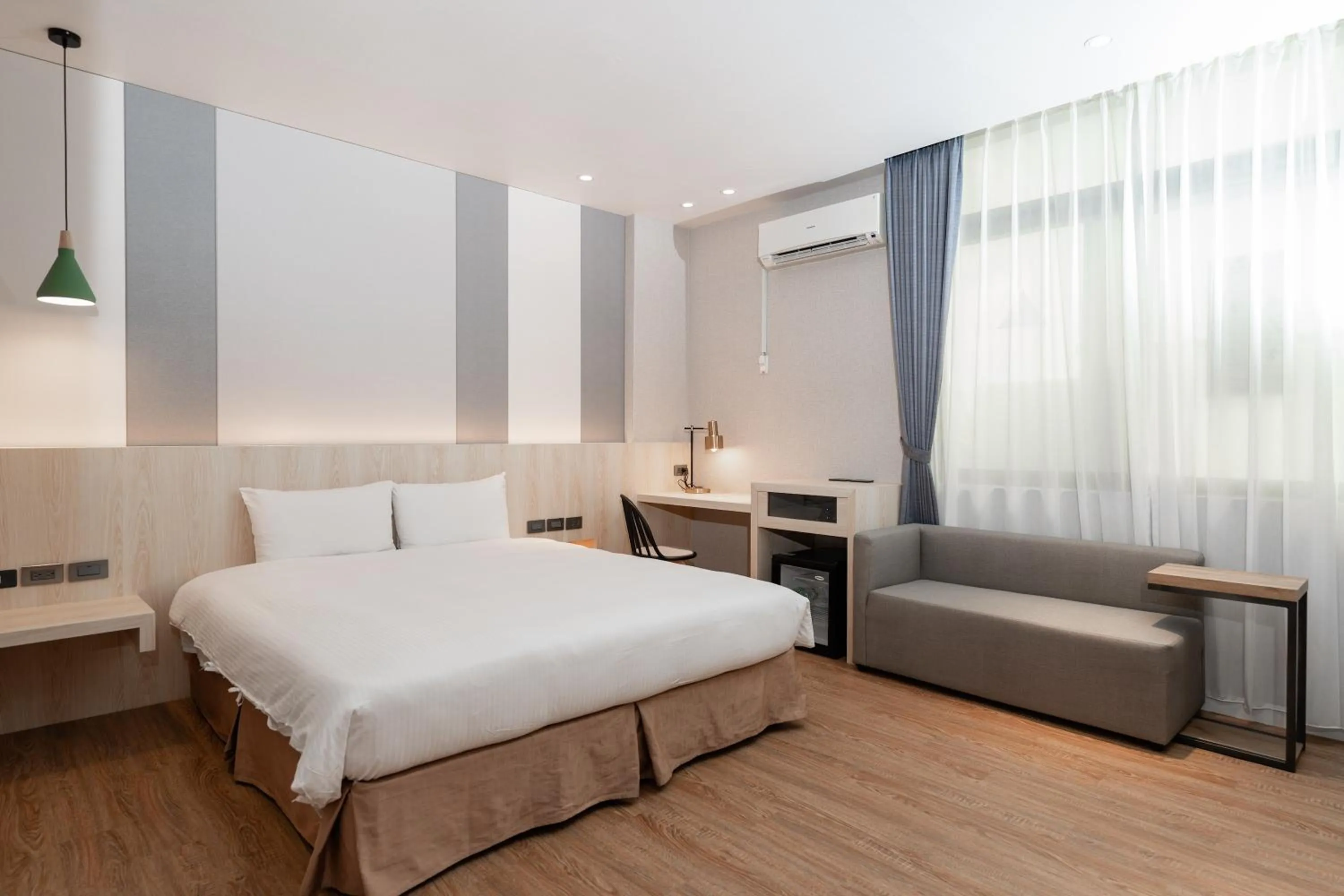 Photo of the whole room, Bed in Fu Hsiang Hotel