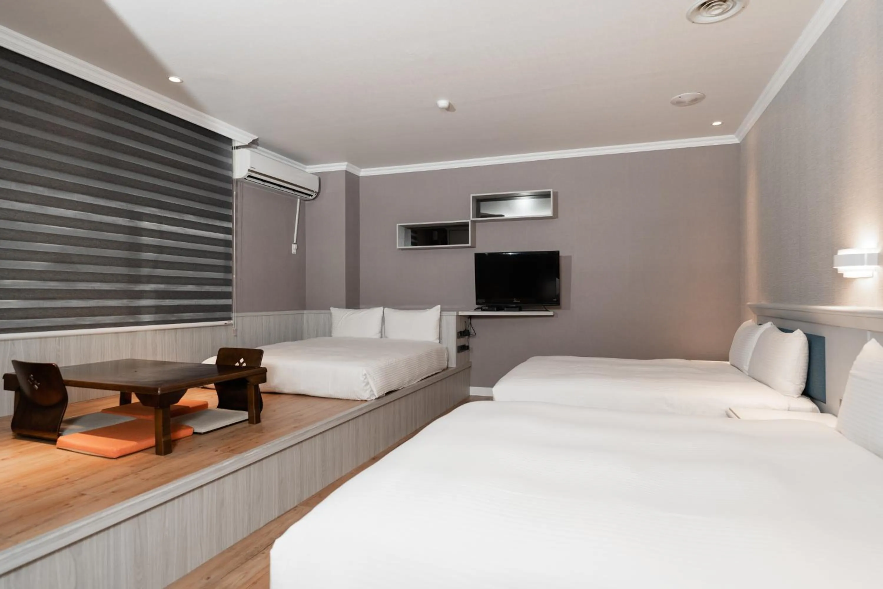 Photo of the whole room, Bed in Fu Hsiang Hotel