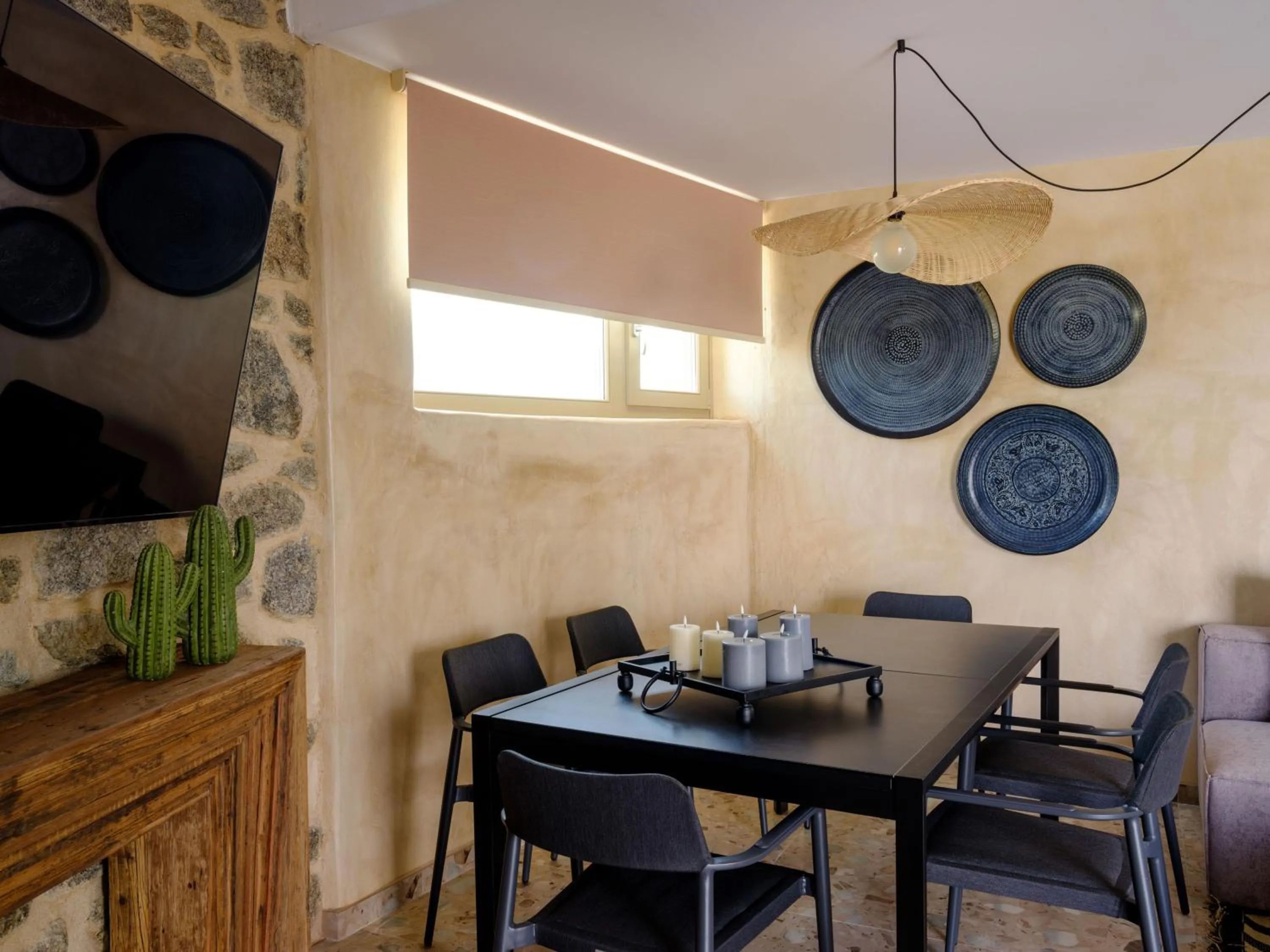 Dining area in Vrachos Suites Mykonos