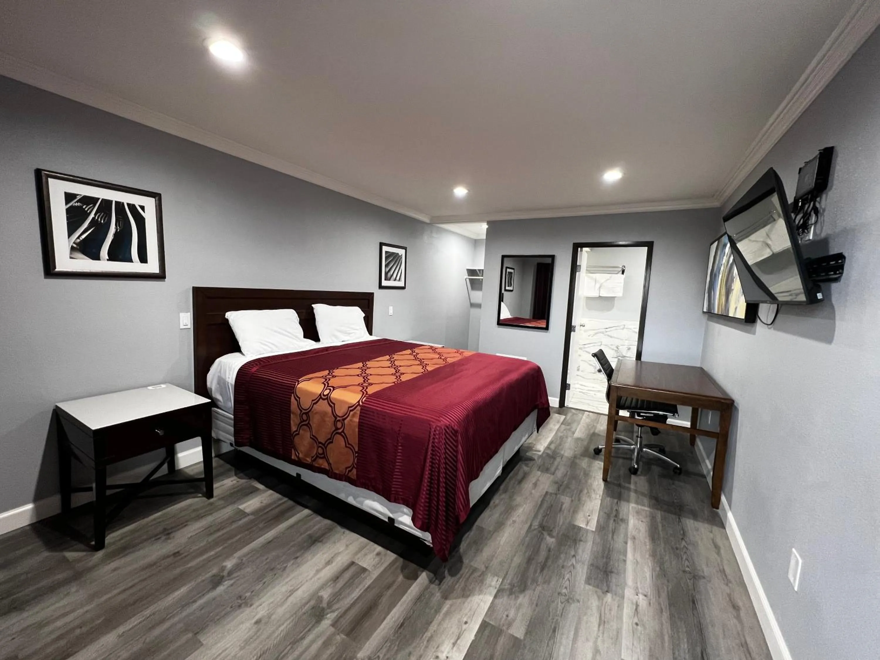 Photo of the whole room, Bed in Aqua Inn Motel