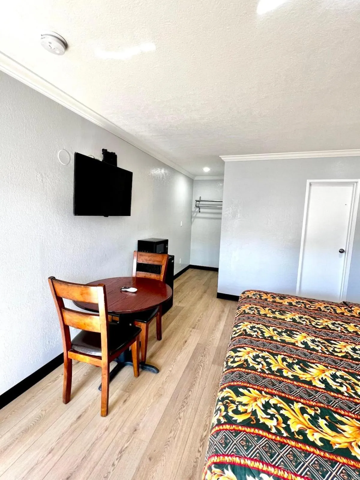 Bedroom, Bed in Aqua Inn Motel