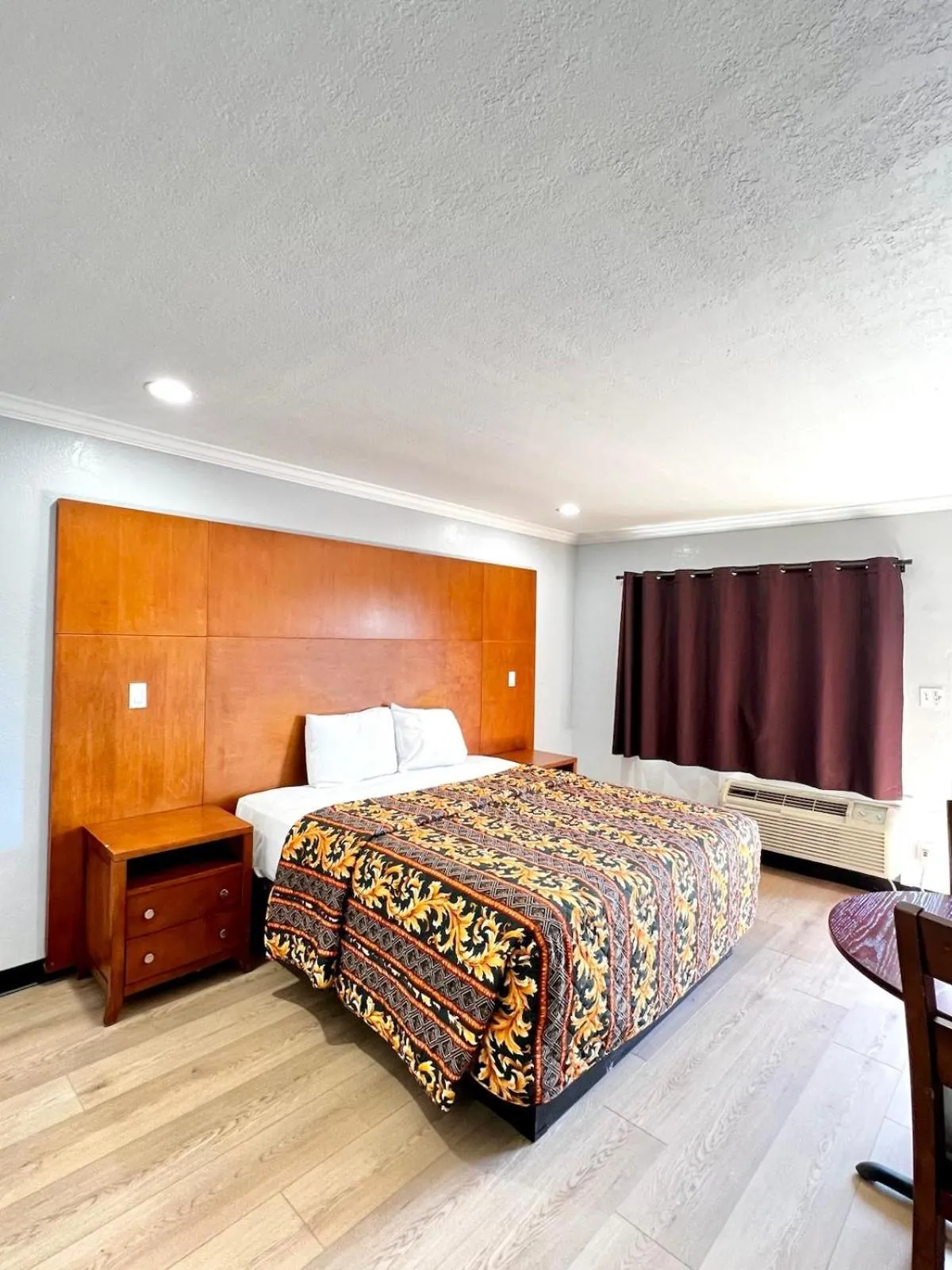 View (from property/room), Bed in Aqua Inn Motel