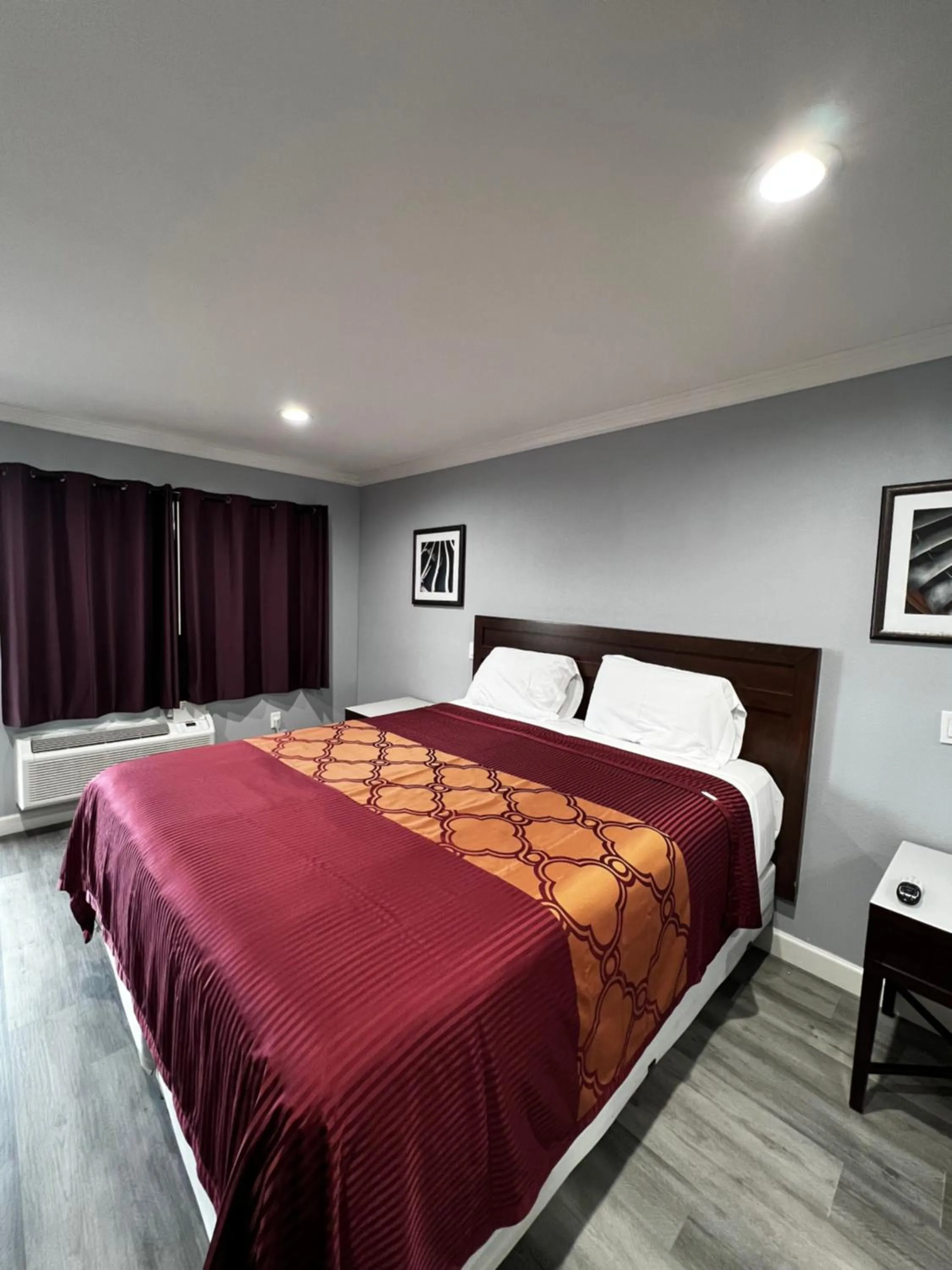 Bed in Aqua Inn Motel