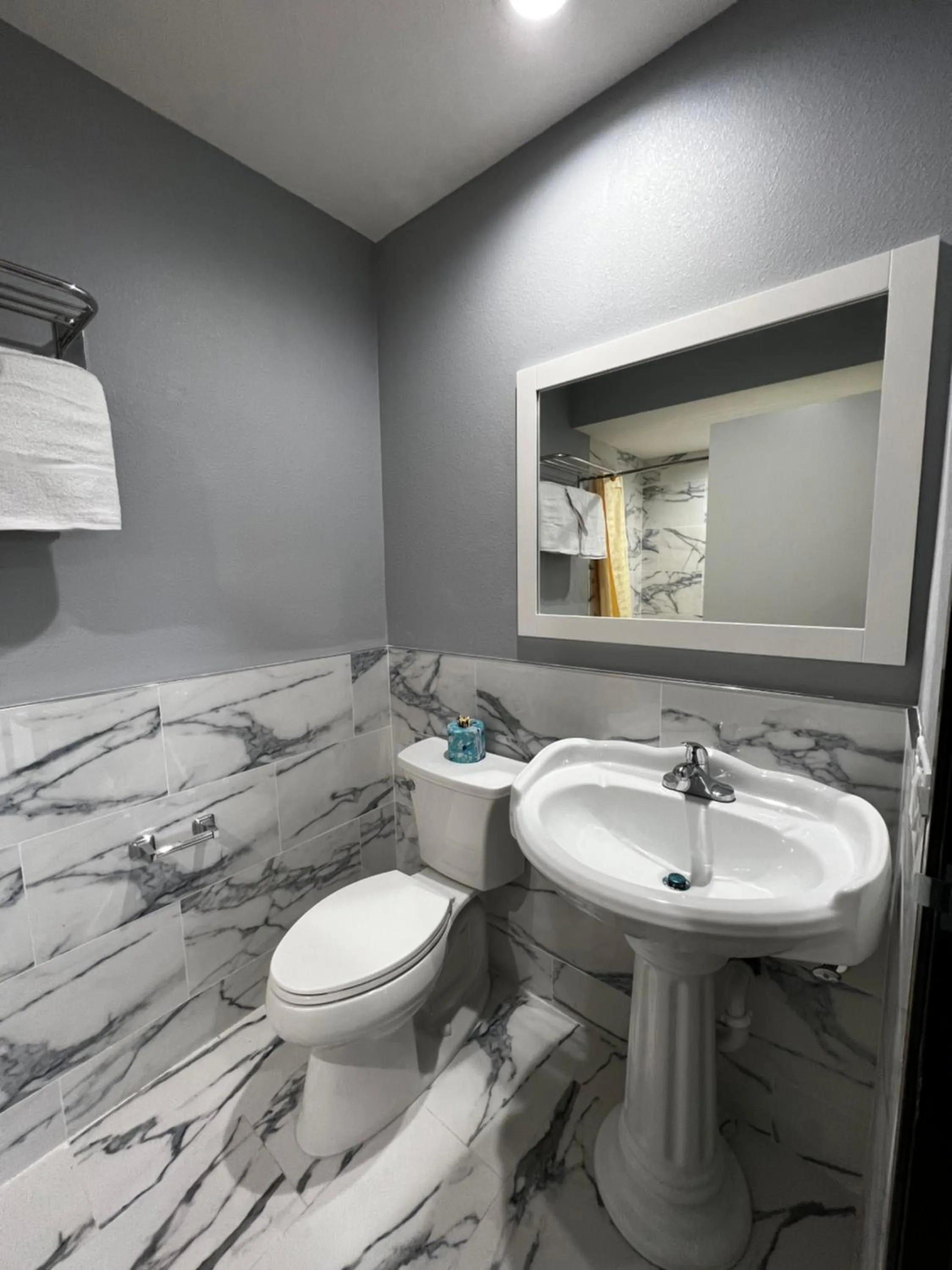 Toilet in Aqua Inn Motel