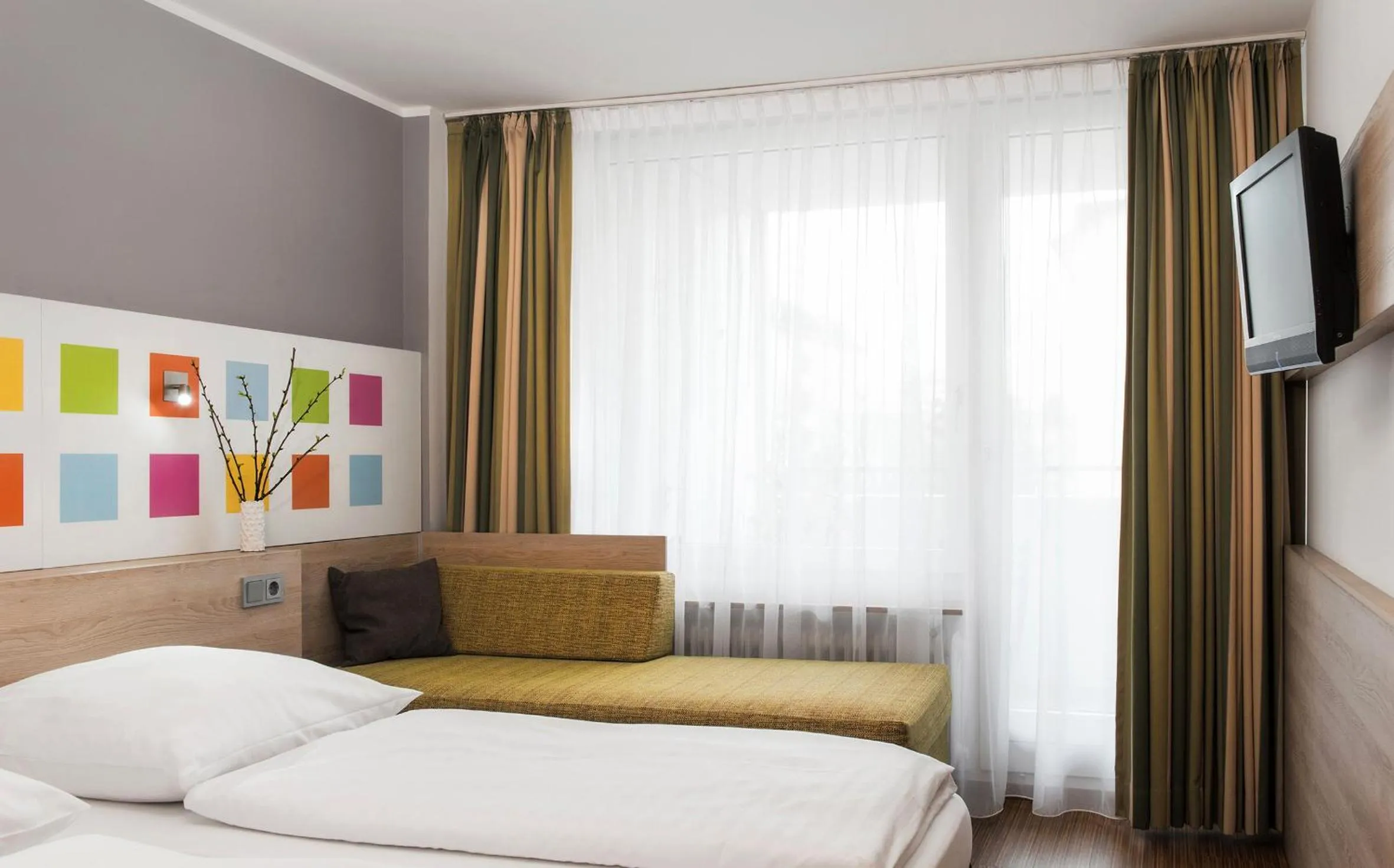 Bedroom, Bed in Business & Budget Hotel Tessin