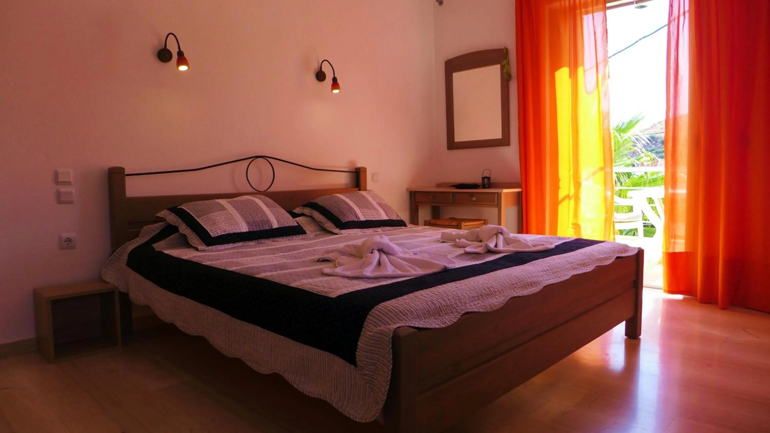 Photo of the whole room, Bed in Lion-Suites