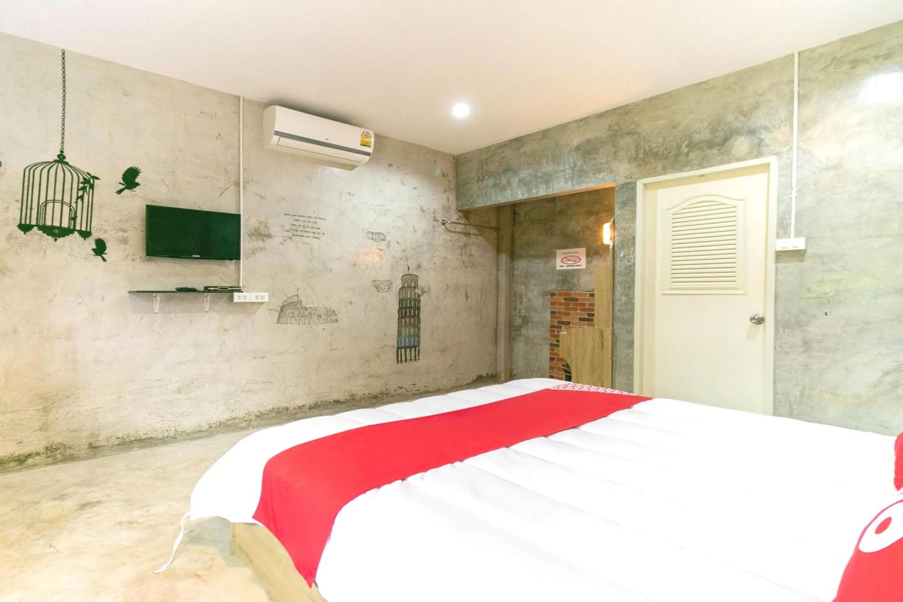 Bedroom, Bed in The Rome Resort