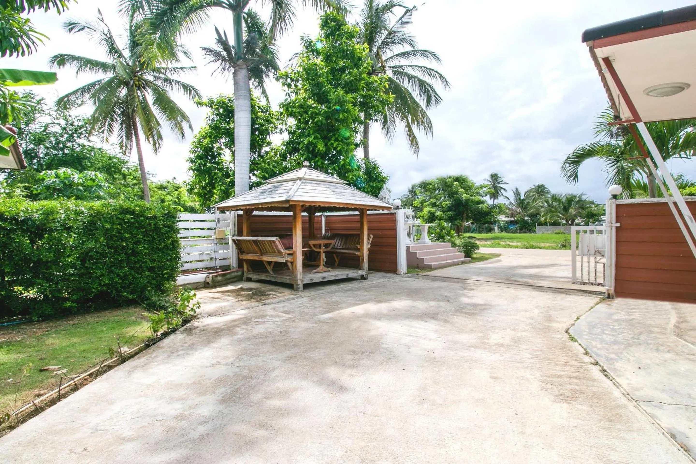 Garden in The Rome Resort