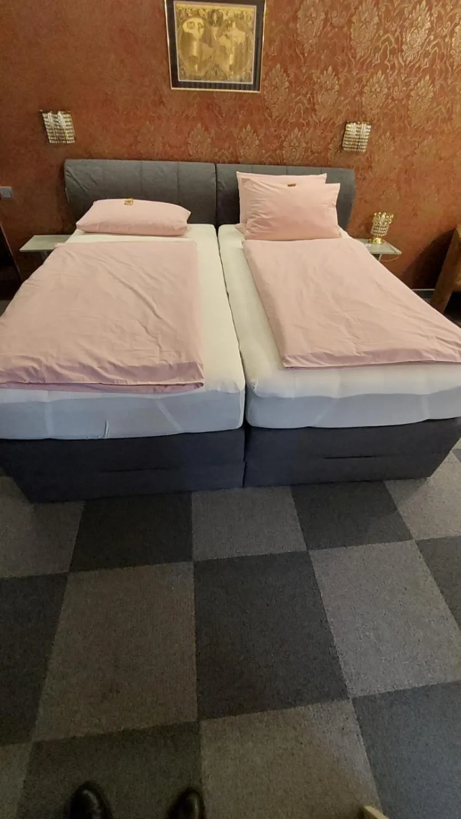 Photo of the whole room, Bed in Am Hallenbad Hotel garni