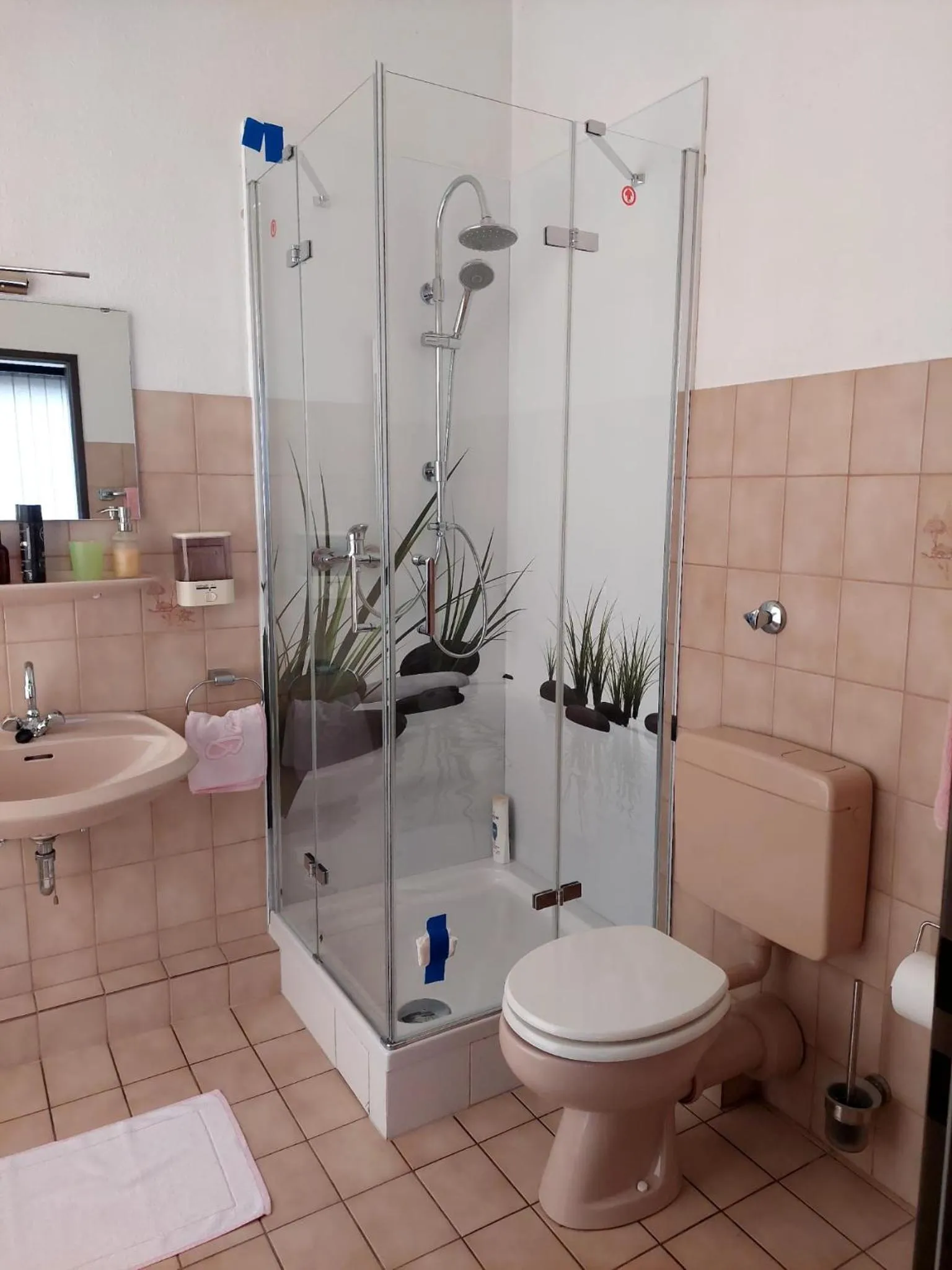 Shower in Am Hallenbad Hotel garni