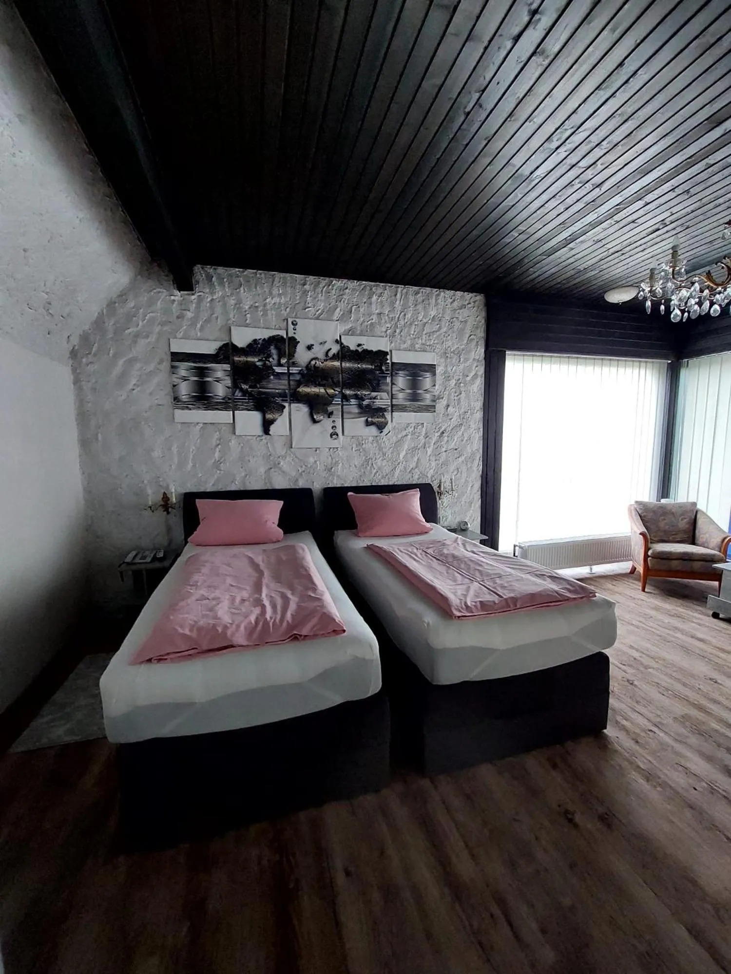 Photo of the whole room, Bed in Am Hallenbad Hotel garni