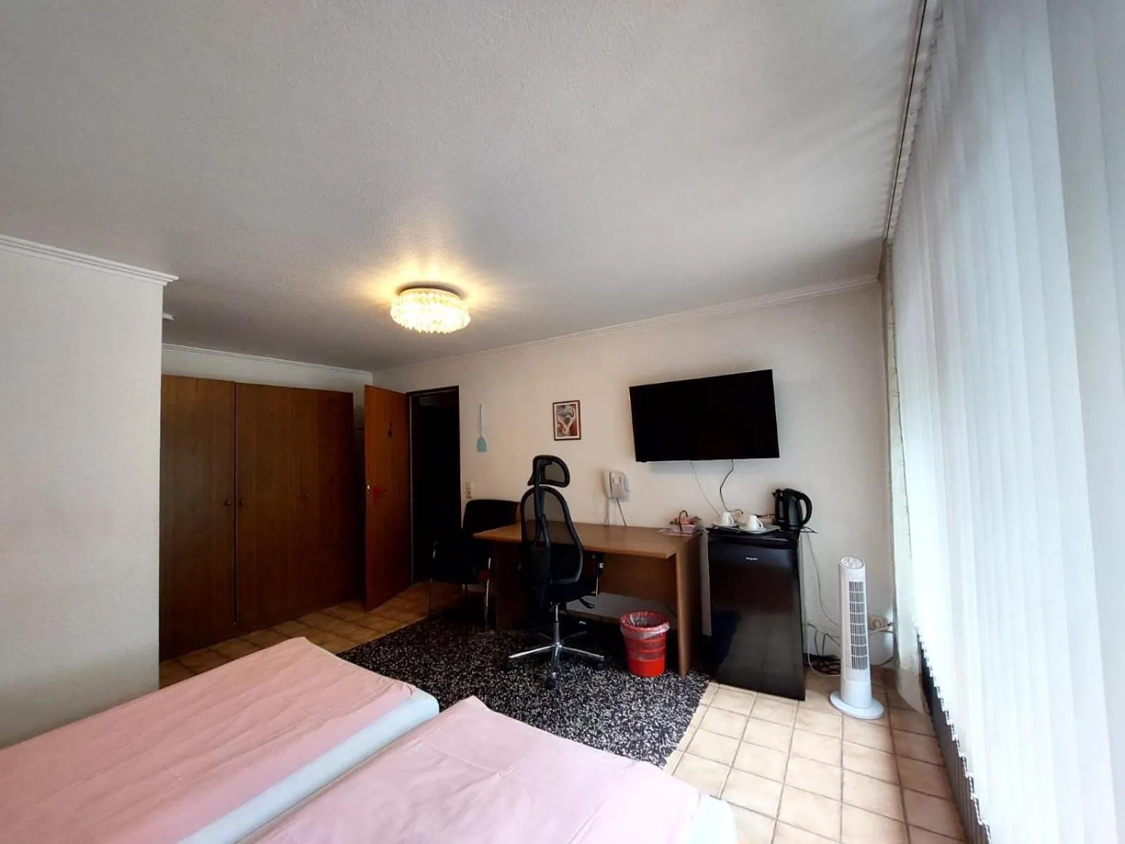 Photo of the whole room, Bed in Am Hallenbad Hotel garni