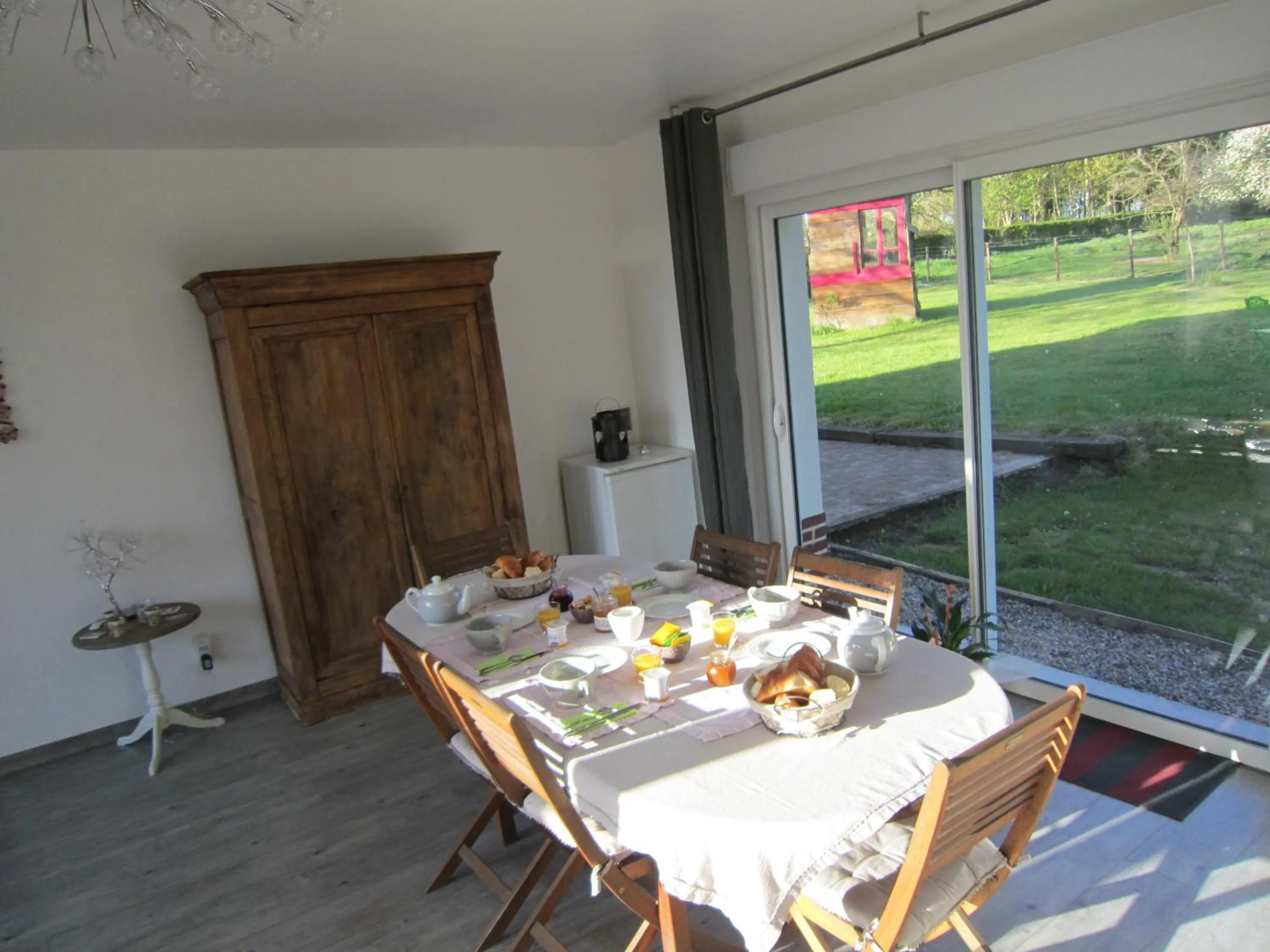 Restaurant/places to eat in Les Chambres de Pascaline